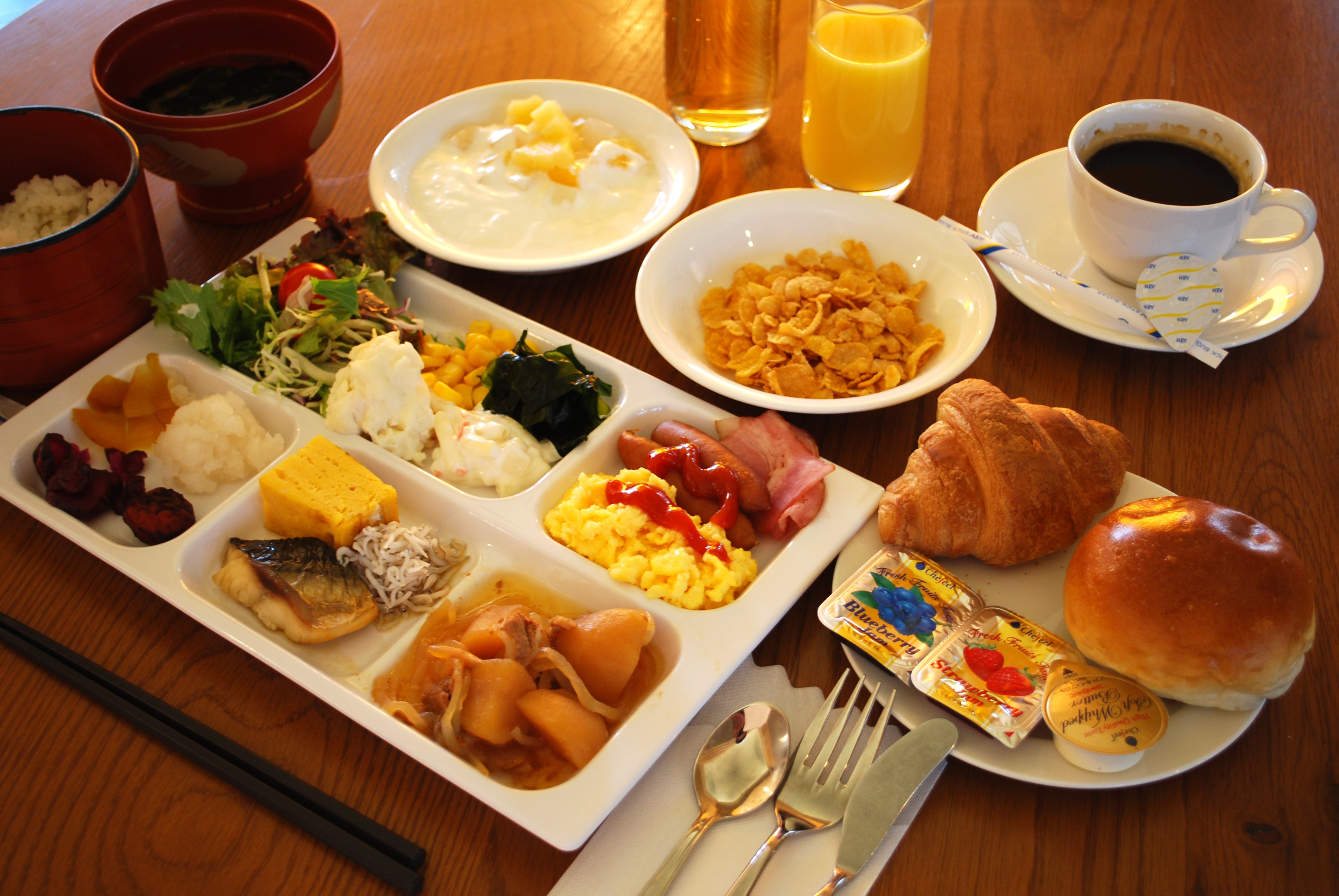 Free Japanese and Western buffet breakfast