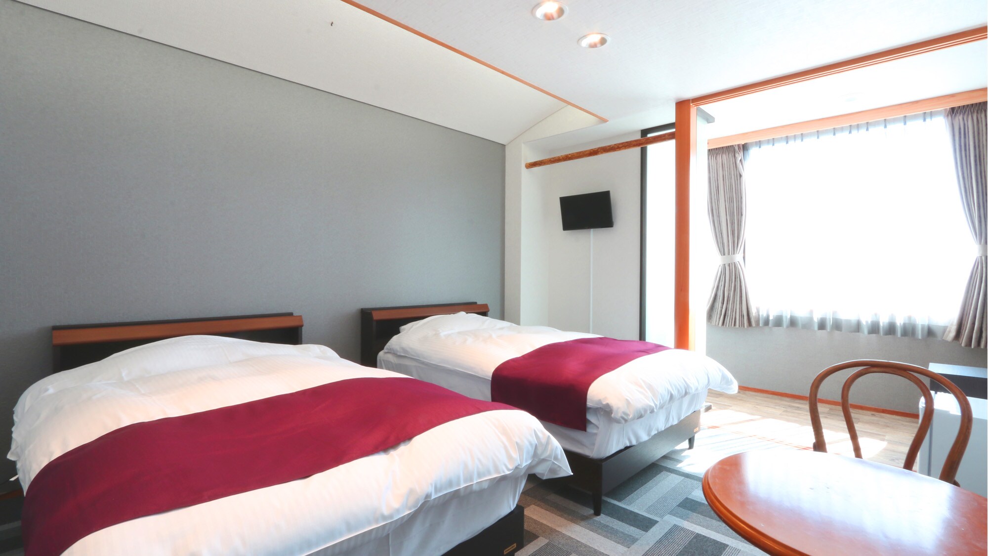 Our hotel basically has twin rooms. Please take a rest after your meal.