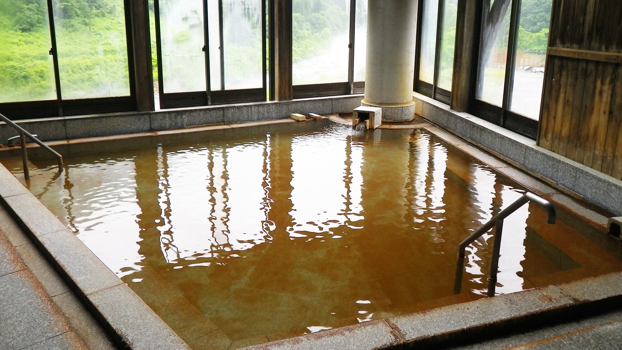 * [Large communal bath] The spring quality is high in iron and difficult to cool.