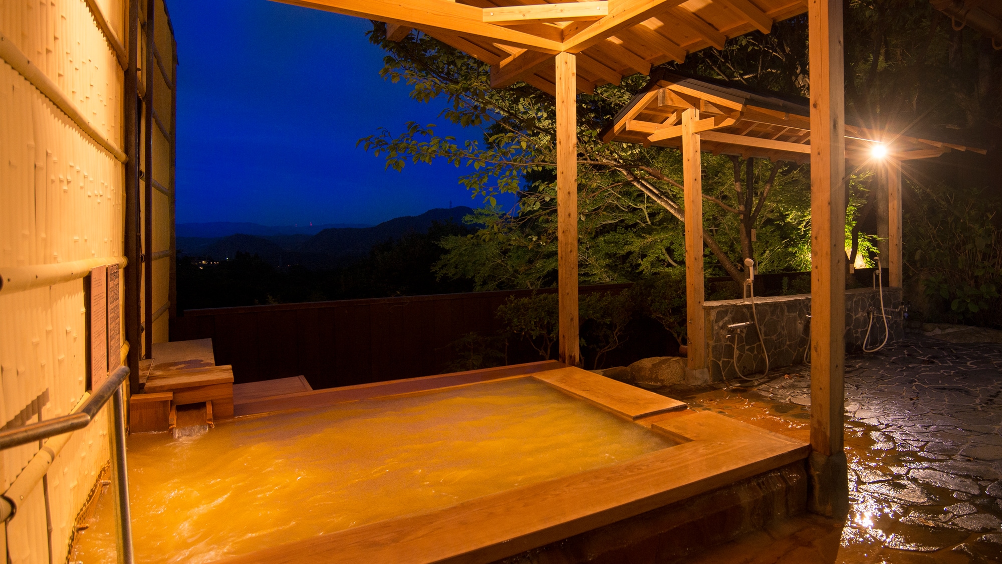 Kinsen open-air bath (men's bath)
