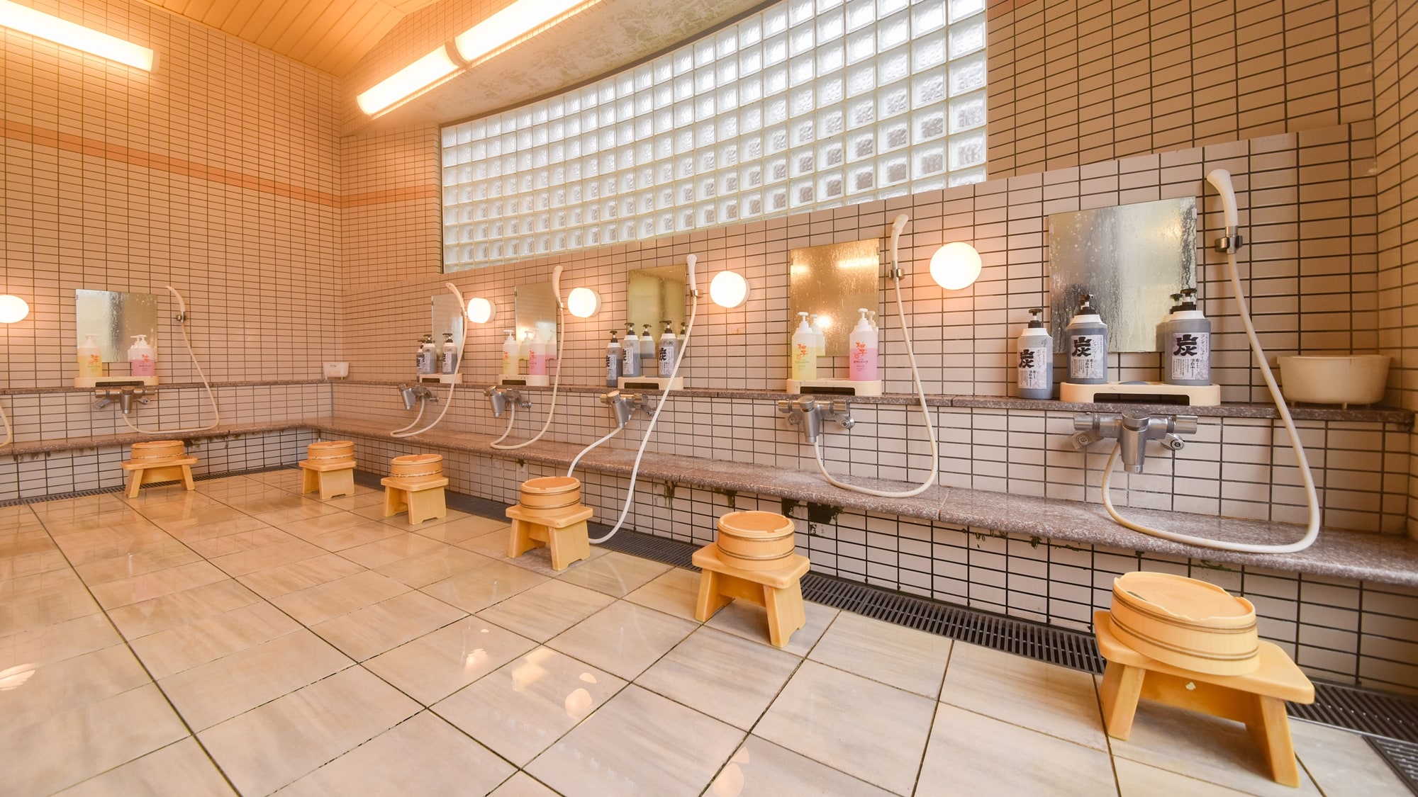 * [Large communal bath (men's bath)] A spacious washing area.