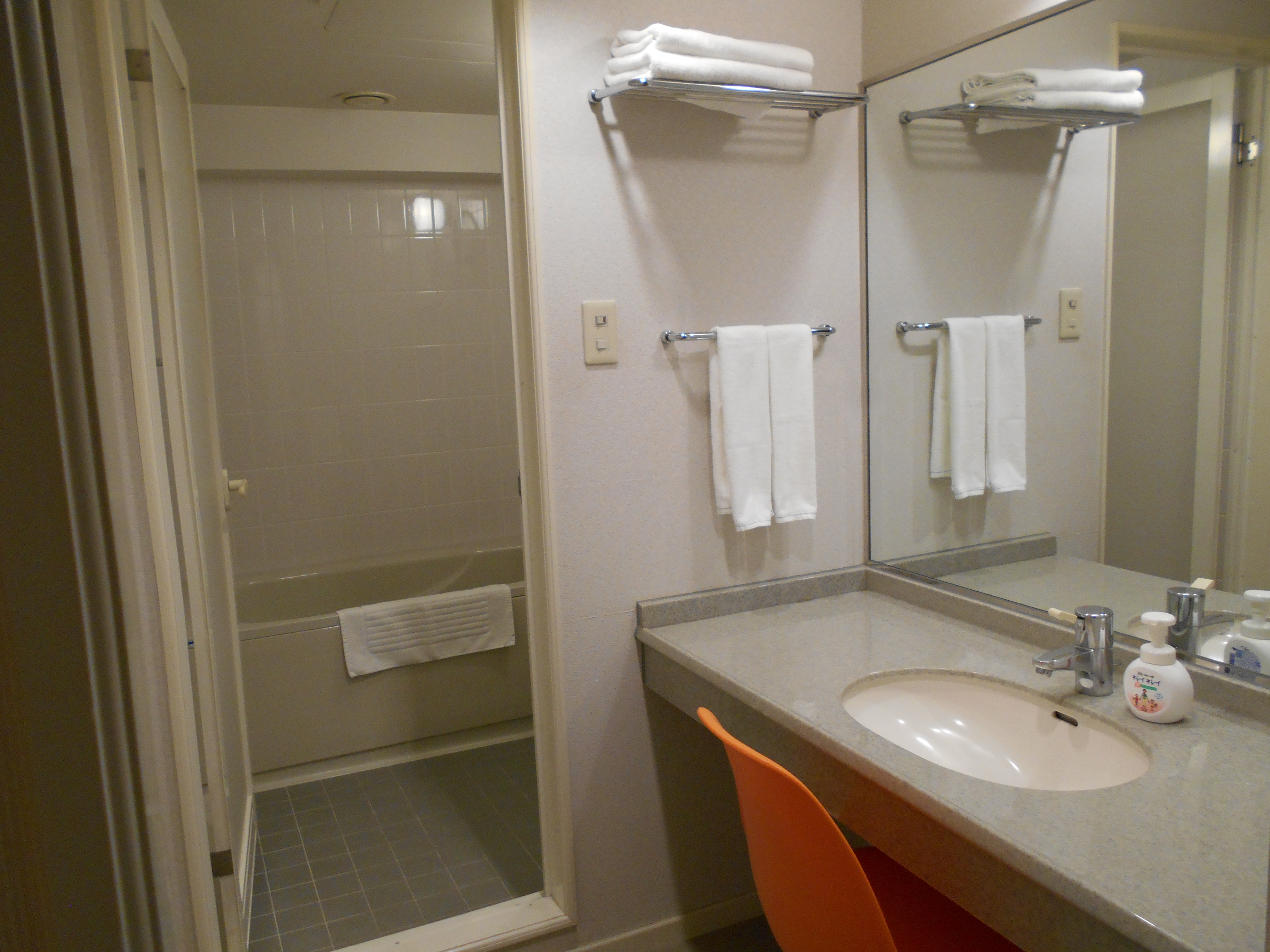 Kamar deluxe twin memiliki bathtub toilet kamar kecil terpisah