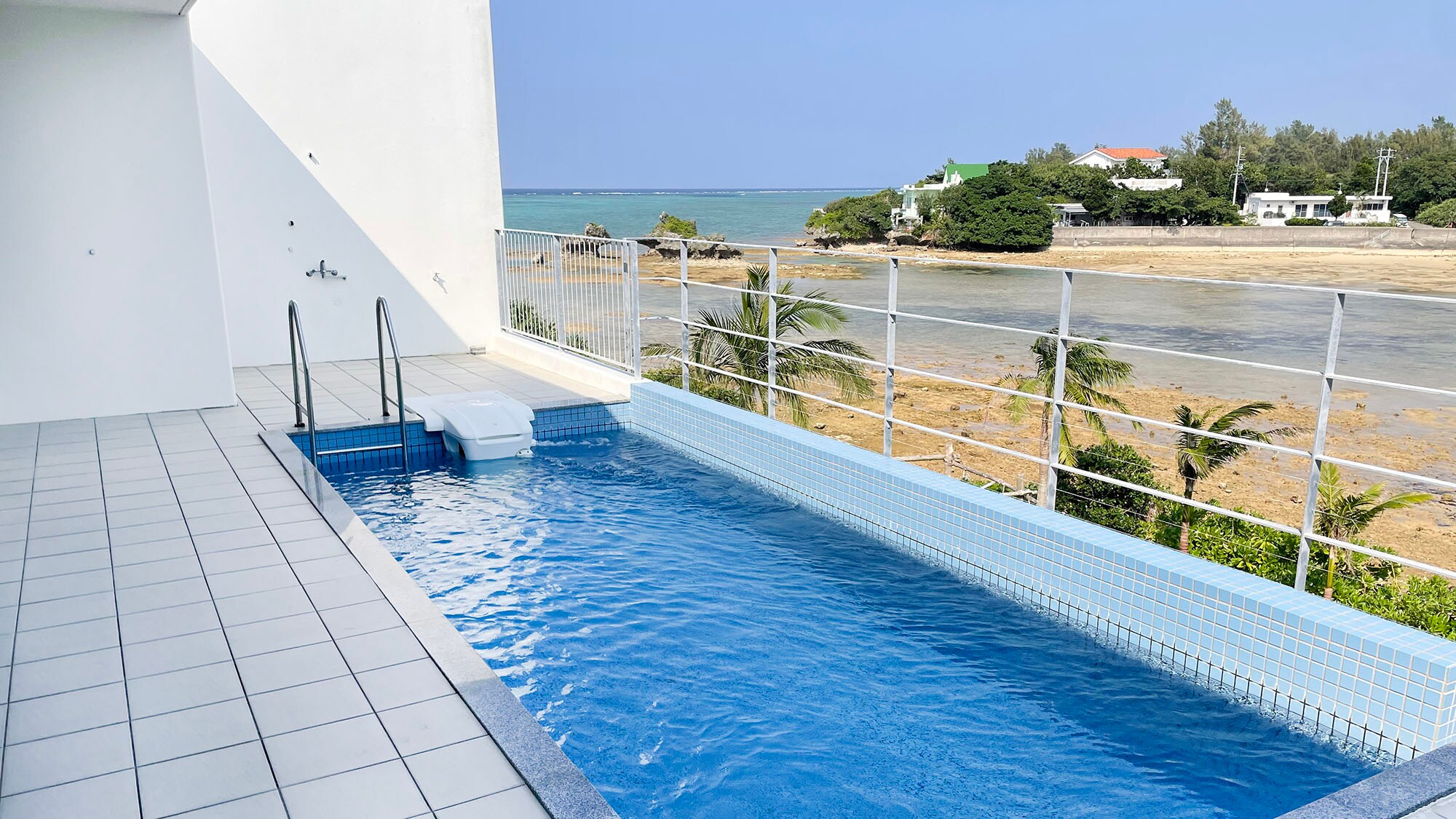 ・[2nd floor: Pool] The ocean is right in front of you! You can enjoy a beautiful view of the ocean while soaking in the pool.