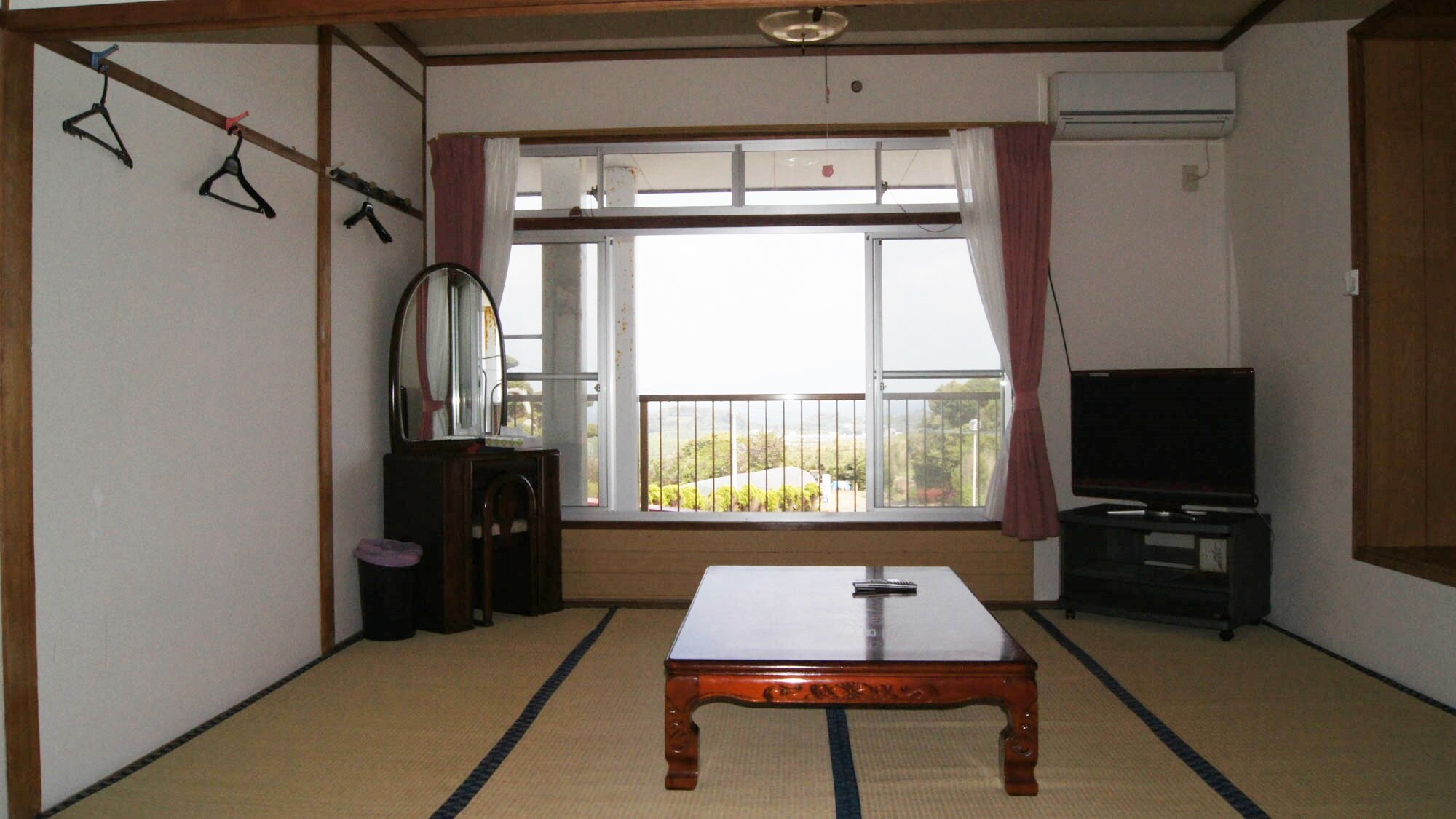 *[Guest room example]