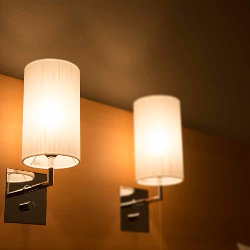 [Ví dụ về phòng dành cho khách] Dễ sử dụng với đèn có thể điều chỉnh ở phía gối. Những phòng này được thiết kế dựa trên phản hồi từ khách và nhân viên khách sạn.