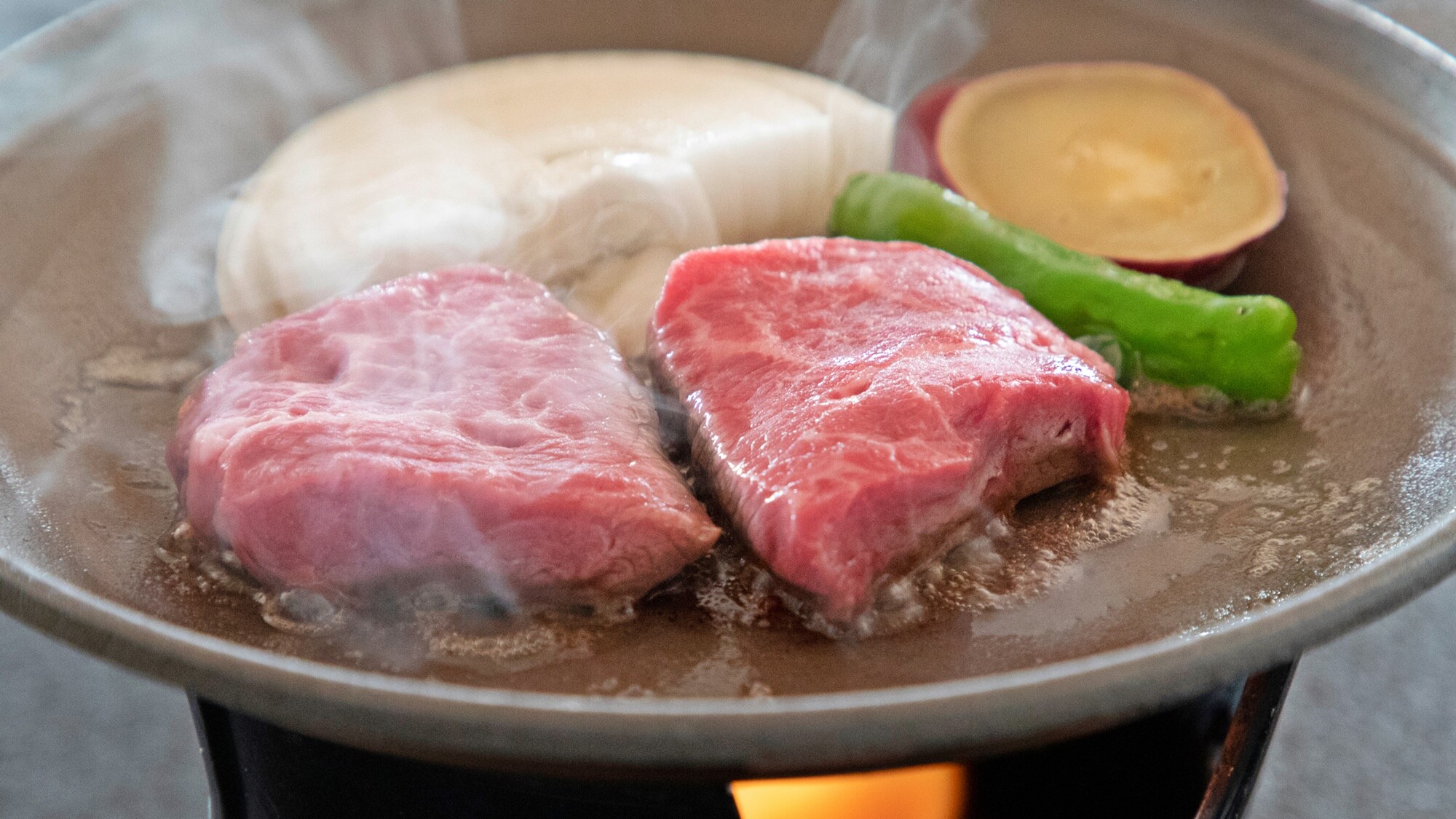 *[Makanan] Miketsukai-seki, daging sapi Awaji yang dipanggang di atas piring keramik (contoh)
