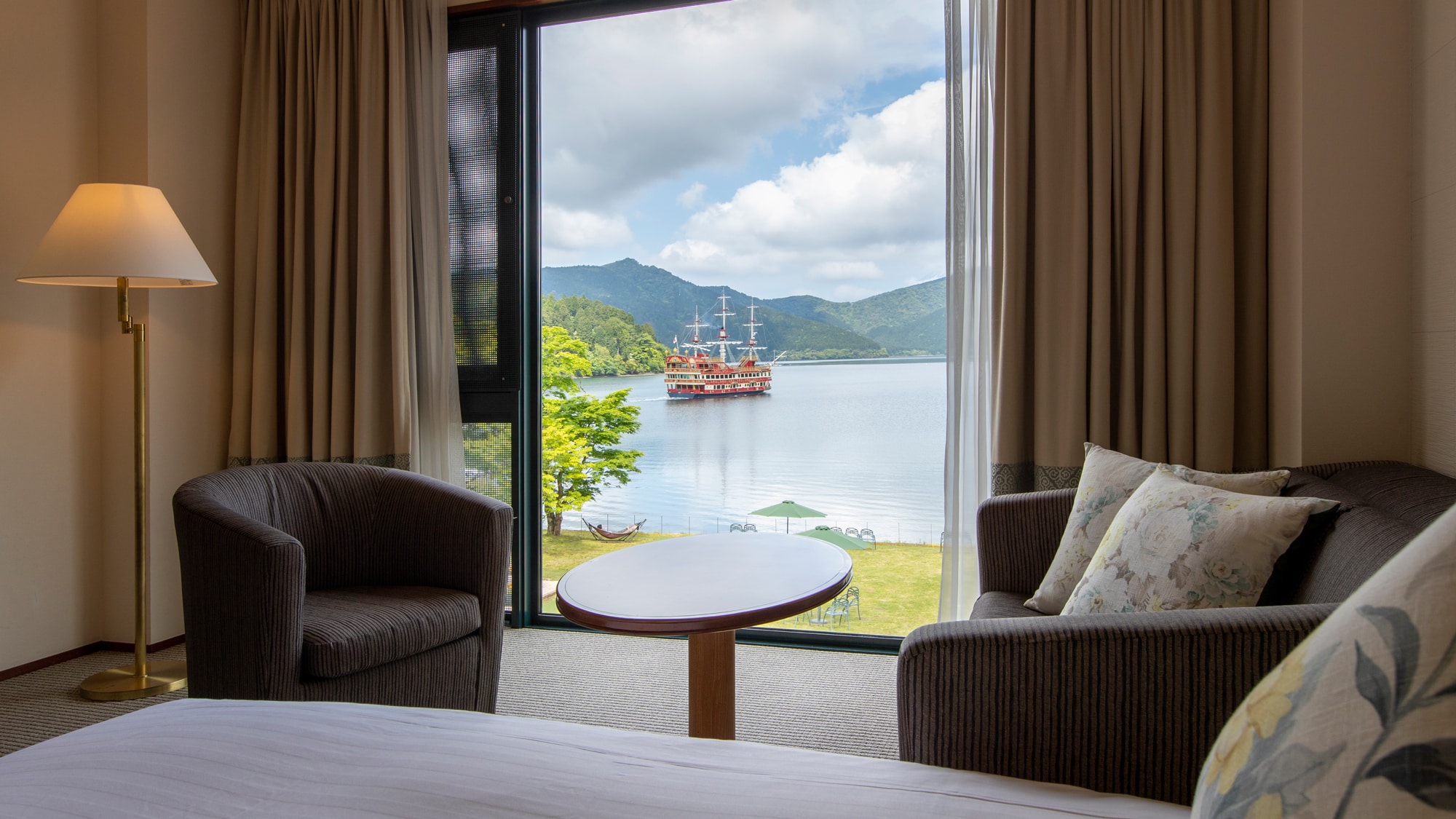 Western-style room 38 square meters! 2nd to 3rd floor [View in front of Lake Ashi] Superior Twin