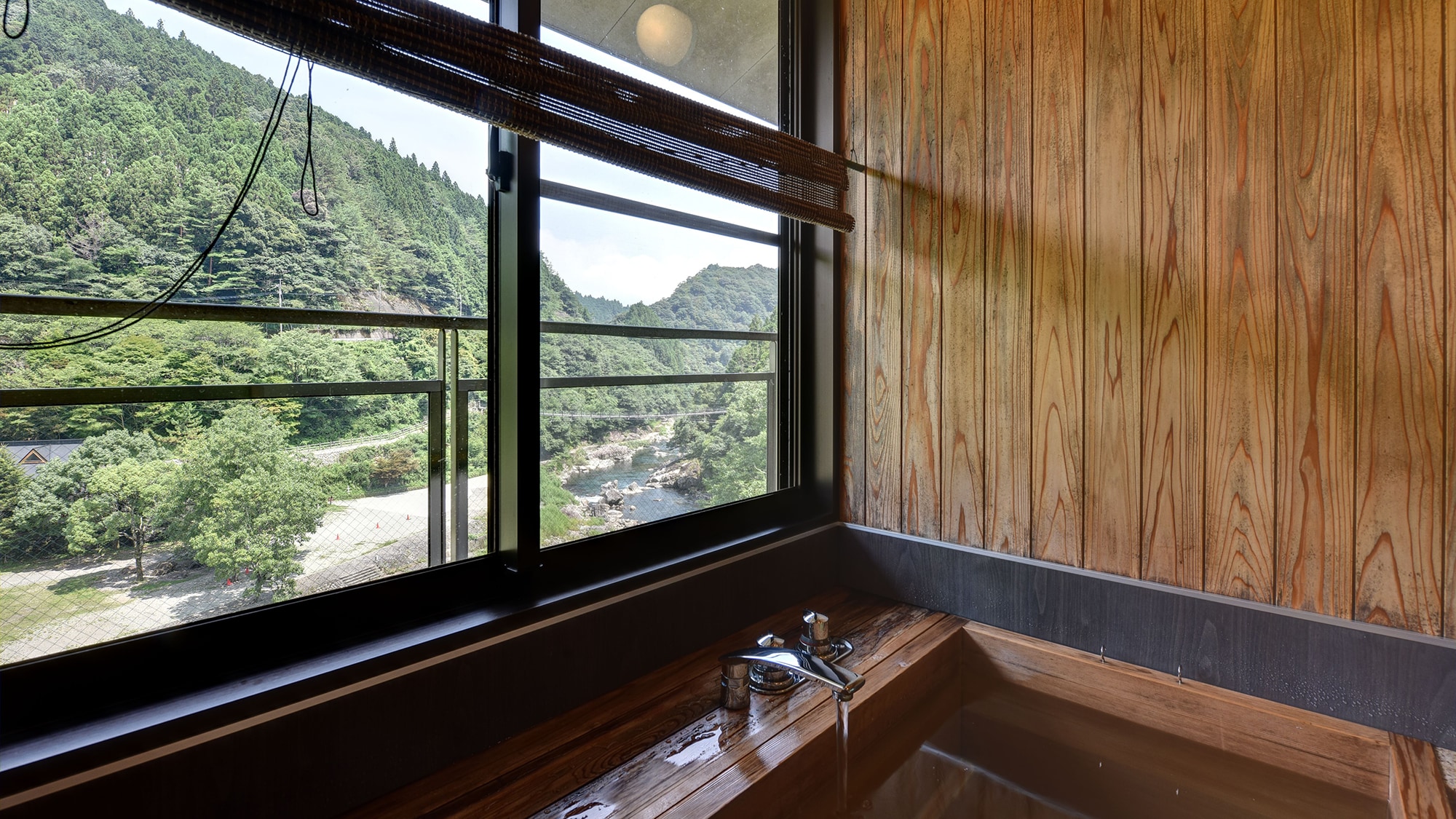 *Guest room with panoramic bath. You can see nature from the panoramic bath in your room.