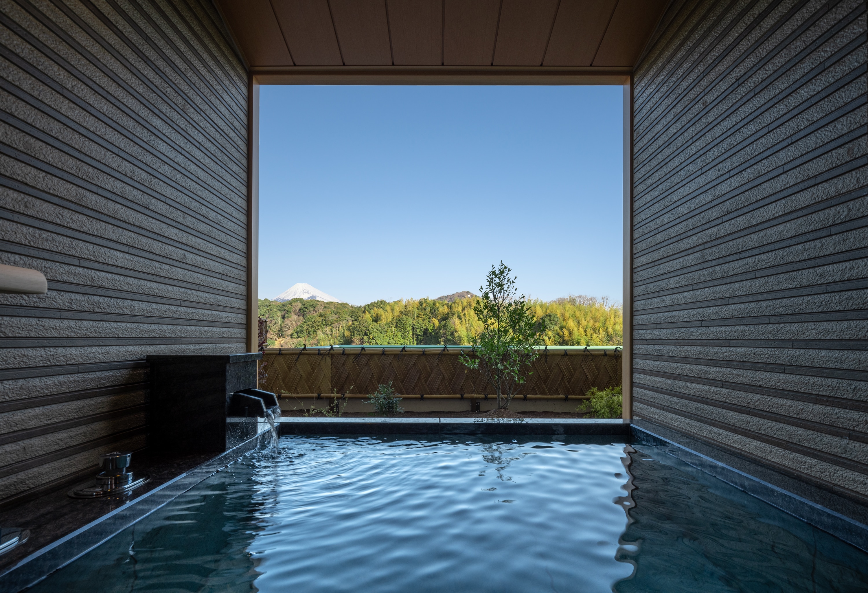 4F: Guest rooms with open-air baths
