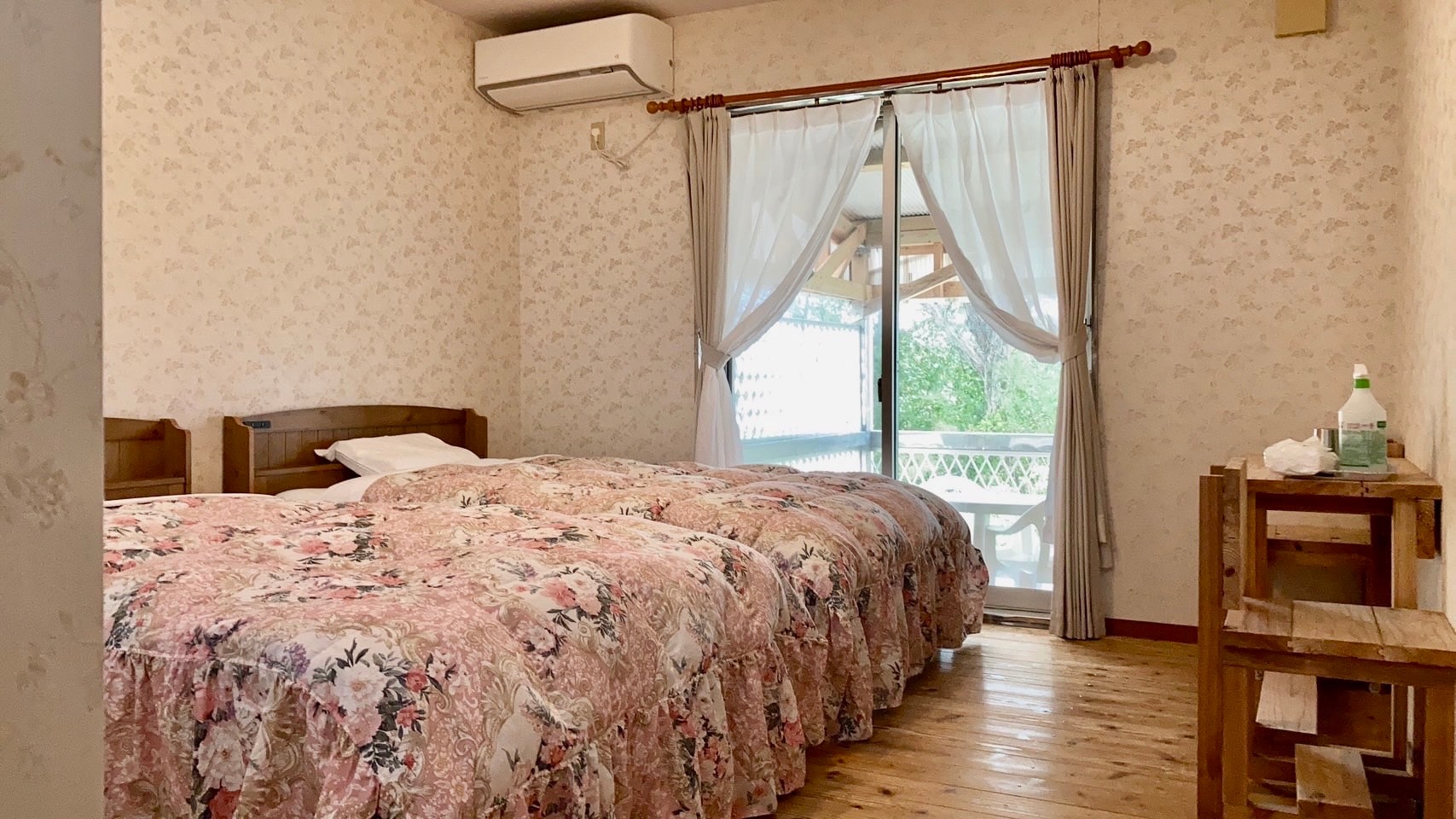 Twin room (2 semi-double beds)