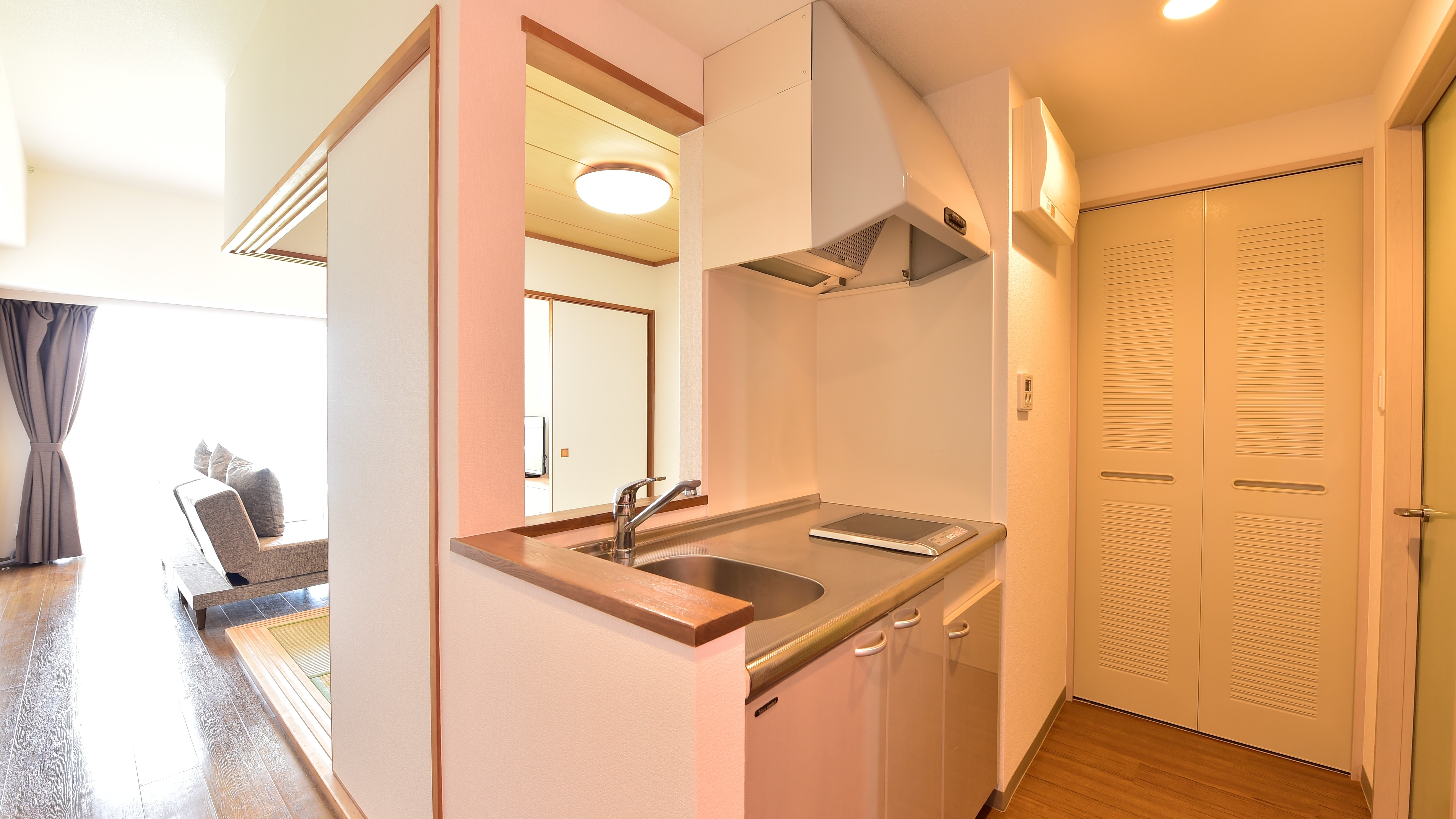 [Type A2 Japanese-Western style room] The guest room was designed with the premise of “living in” in mind, and is equipped with a mini-kitchen.