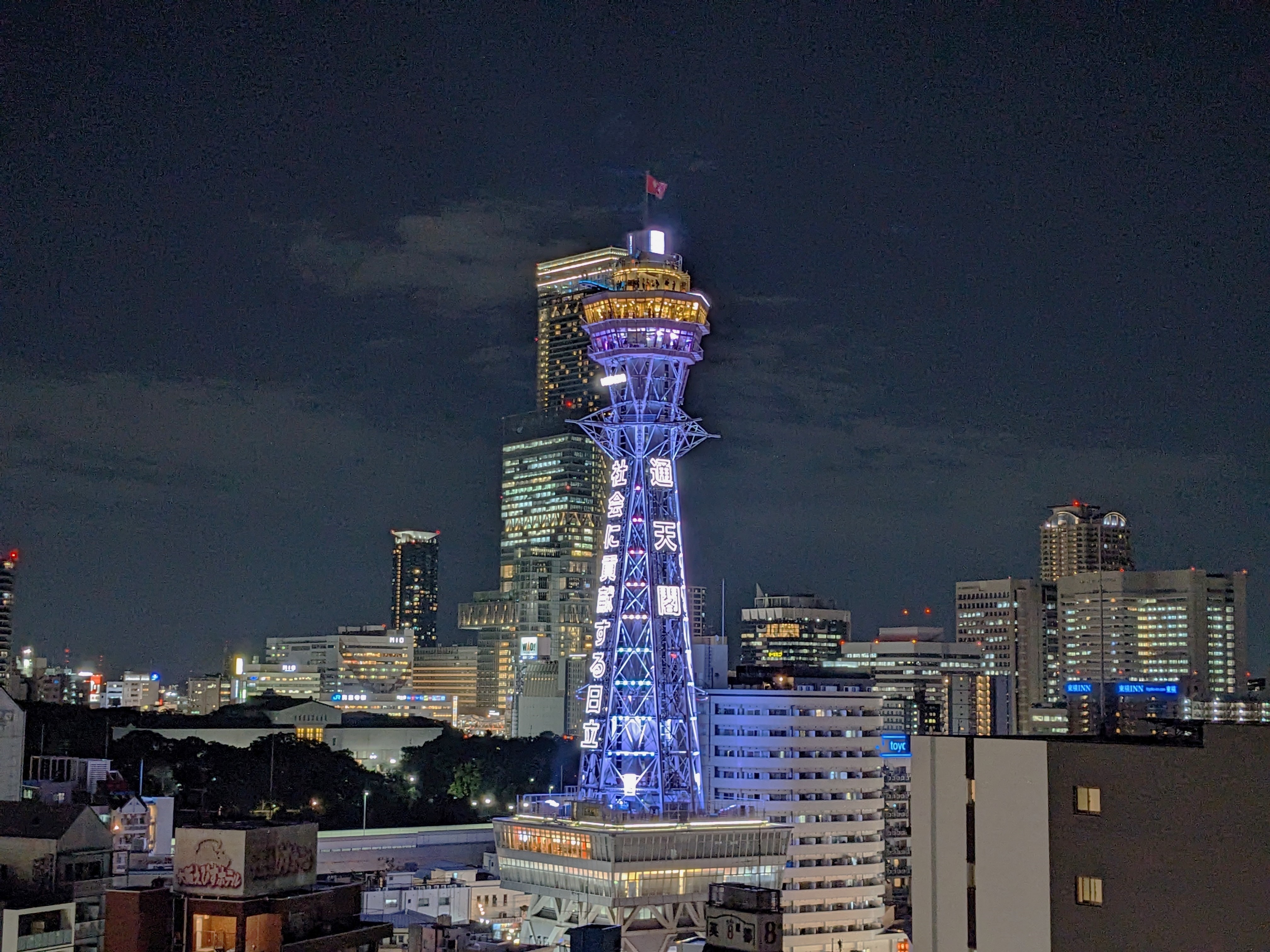 通天閣與阿倍野Harukas重疊的特別景觀。