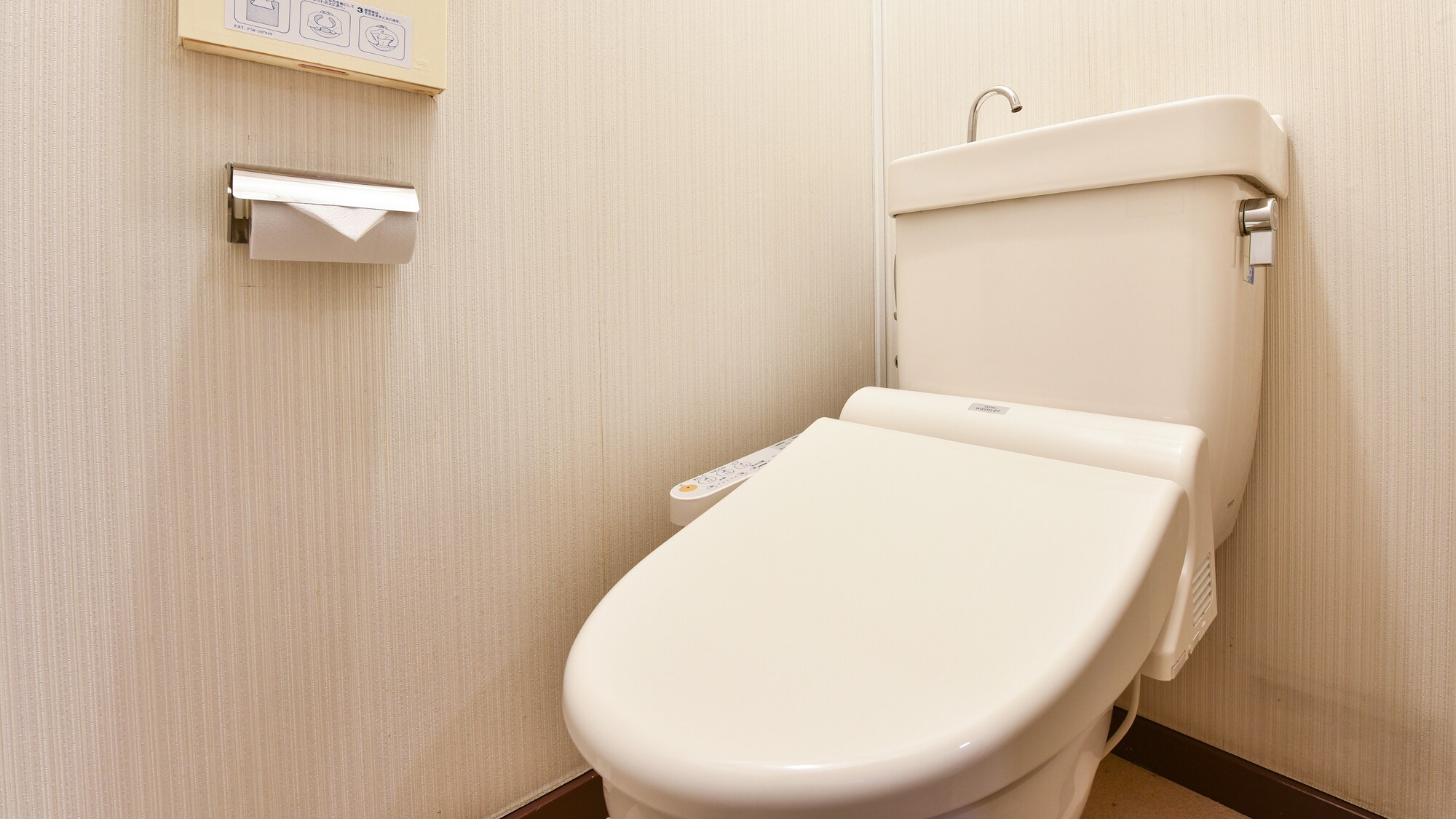 *[Guest room example] Japanese-style room with 18 tatami mats (2 rooms) / Toilet in guest room