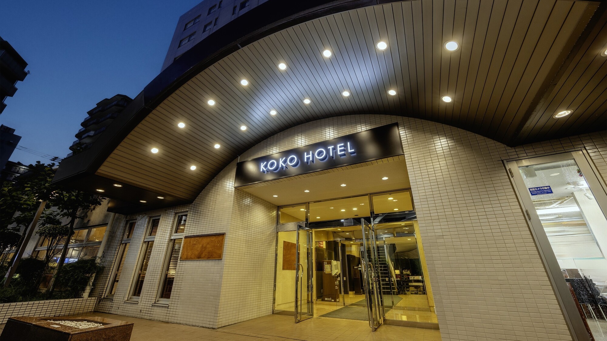 [Eksterior] Eksterior (malam)