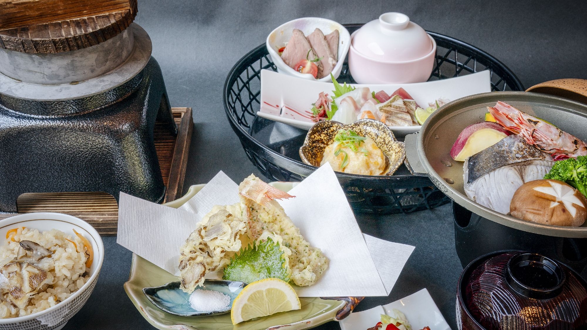 [Standard/Selectable Dinner Plan] The image is a seasonal Kamameshi set meal (example