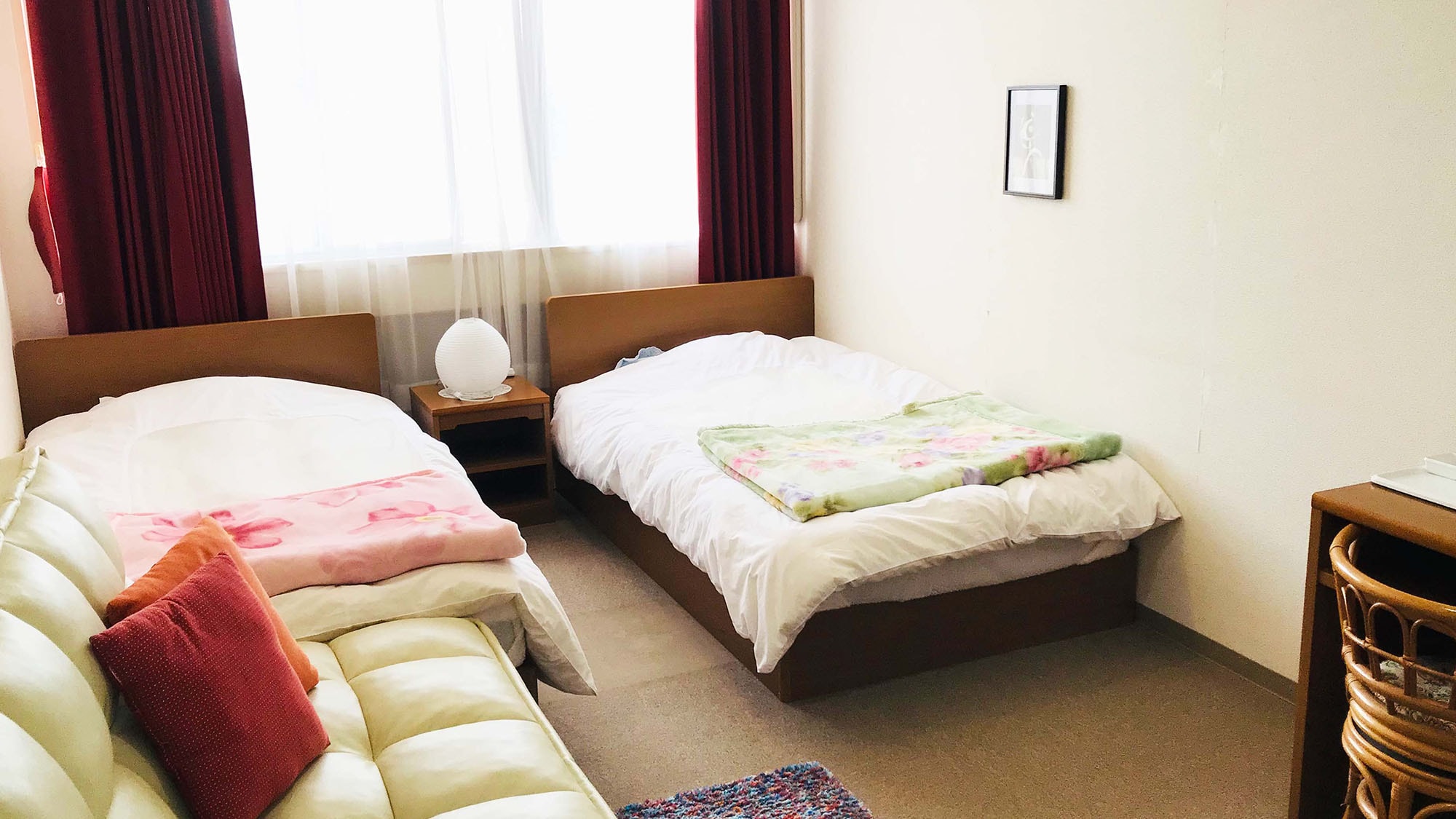 ・ [Twin room example] A room where sunlight shines through a large window