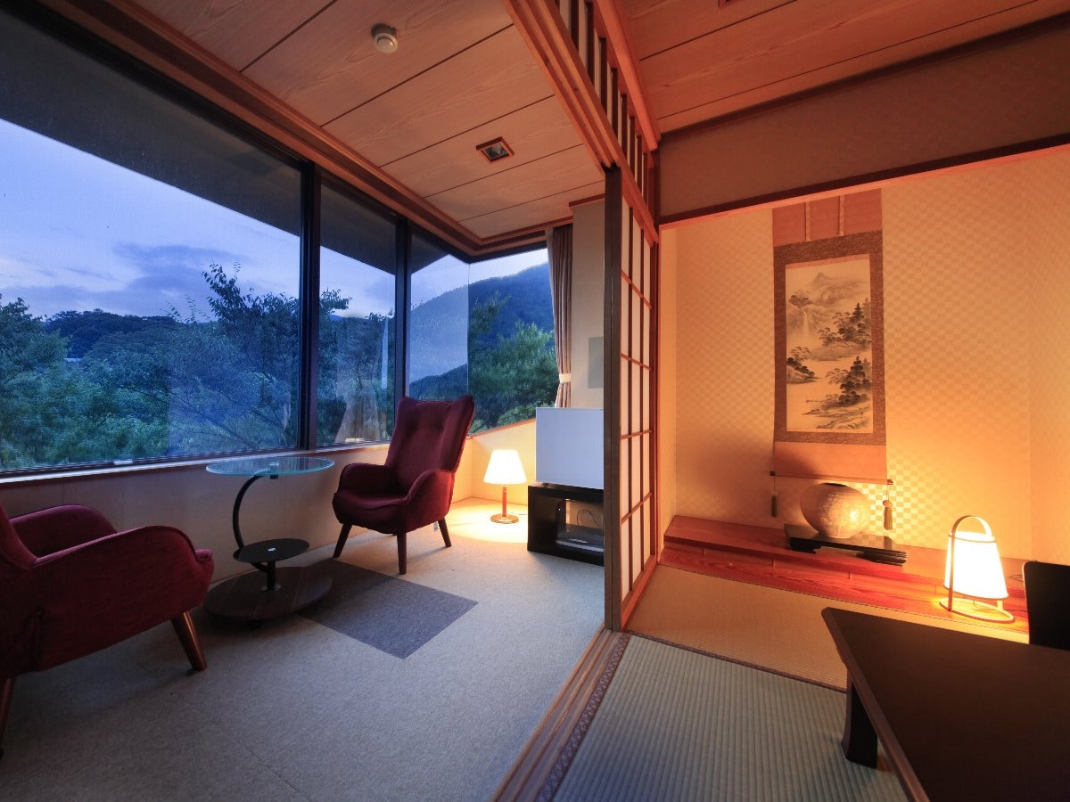 日式房間裡隱約能聽到早川的喃喃聲，窗外的紅葉在秋天很美。