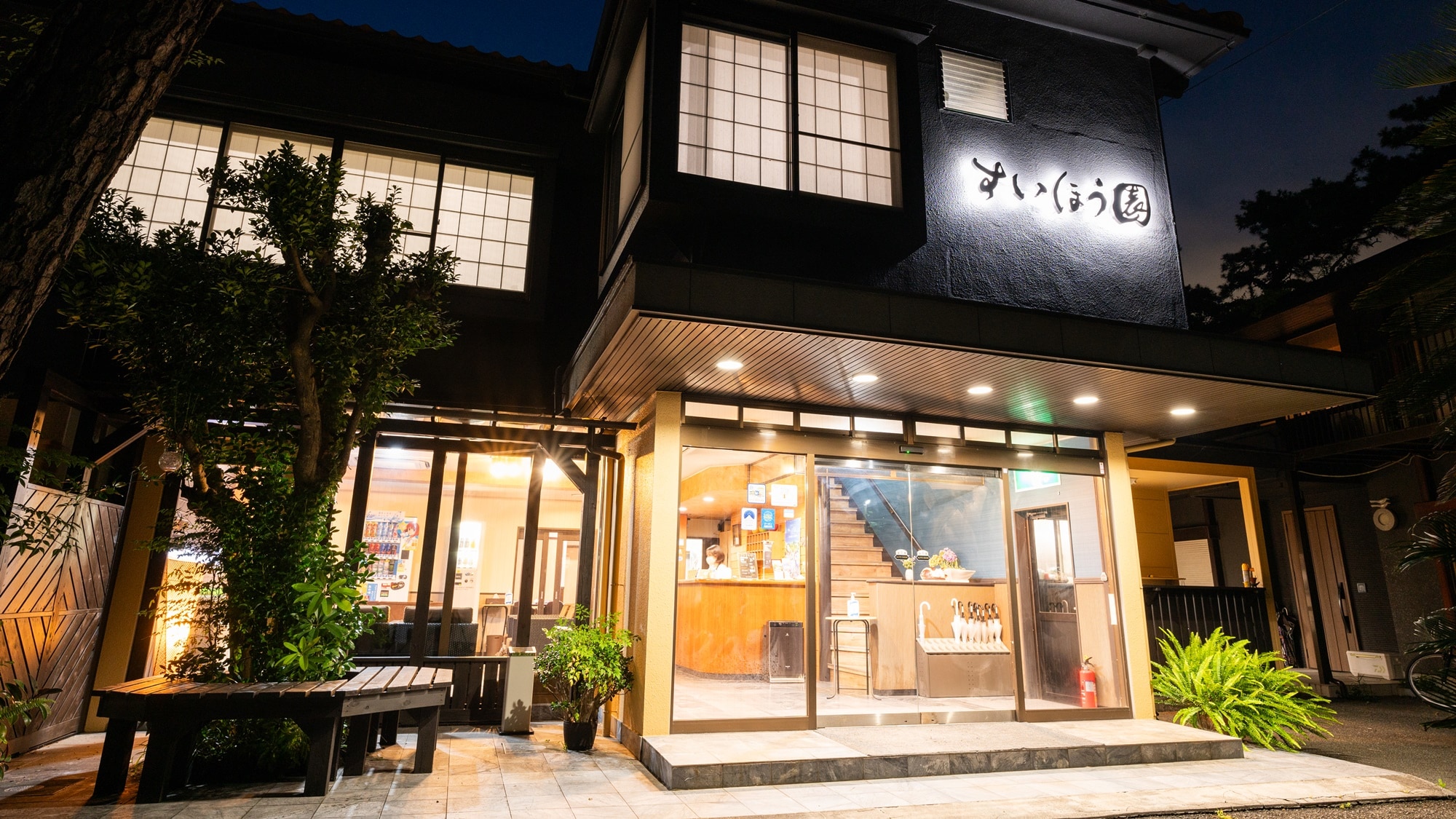 *[Exterior at night] It is about a 10-minute walk to the restaurant area of Numazu Port. Enjoy fresh seafood♪