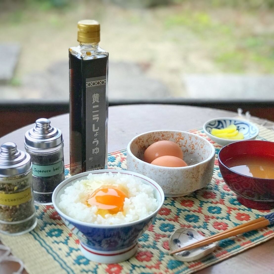 Breakfast: Rice with raw egg and miso soup with yellow chive soy sauce (self-service, extra charge ¥500)