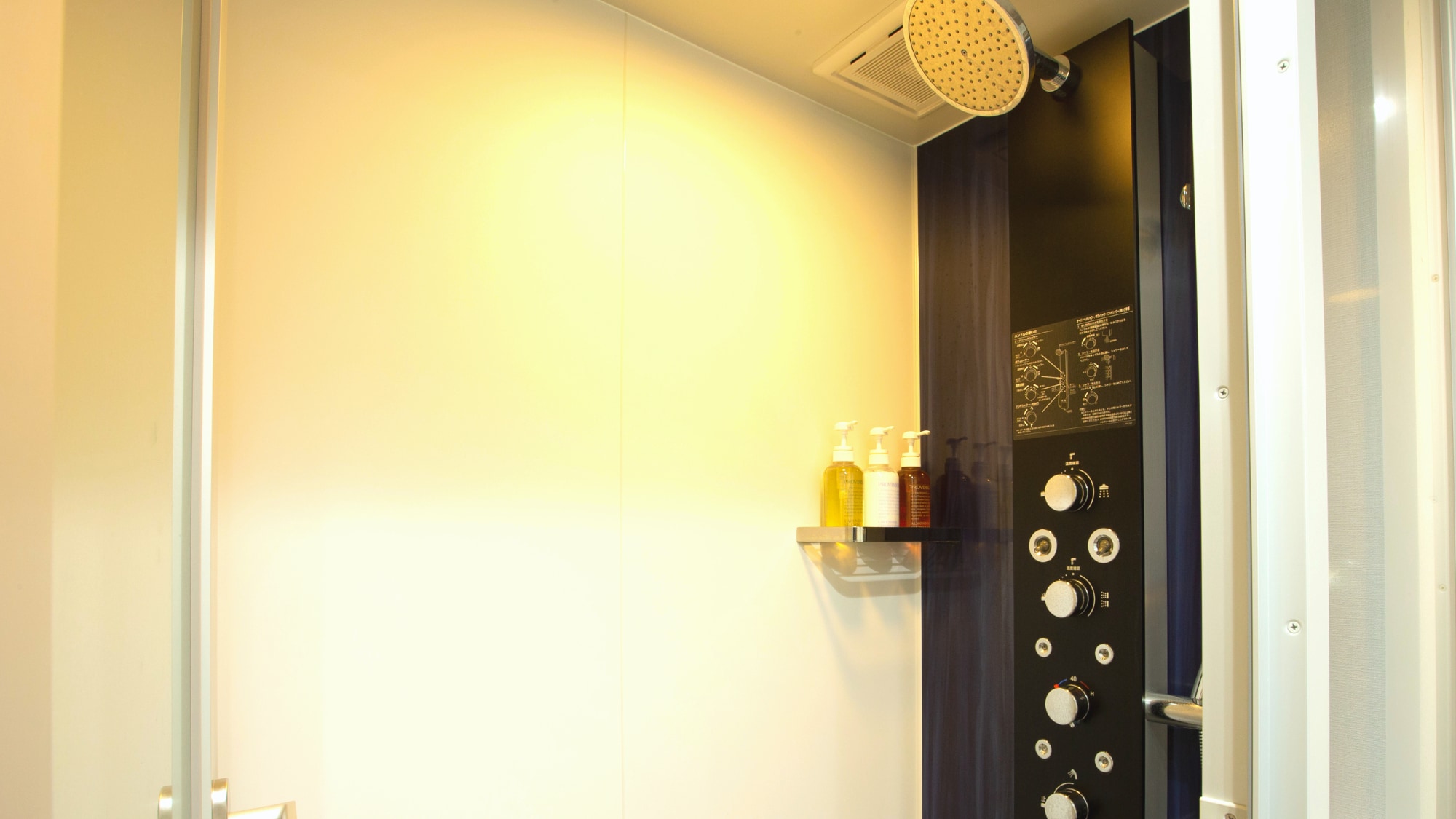 ◇ Standard double (shower booth only) and standard twin (shower booth only) shower