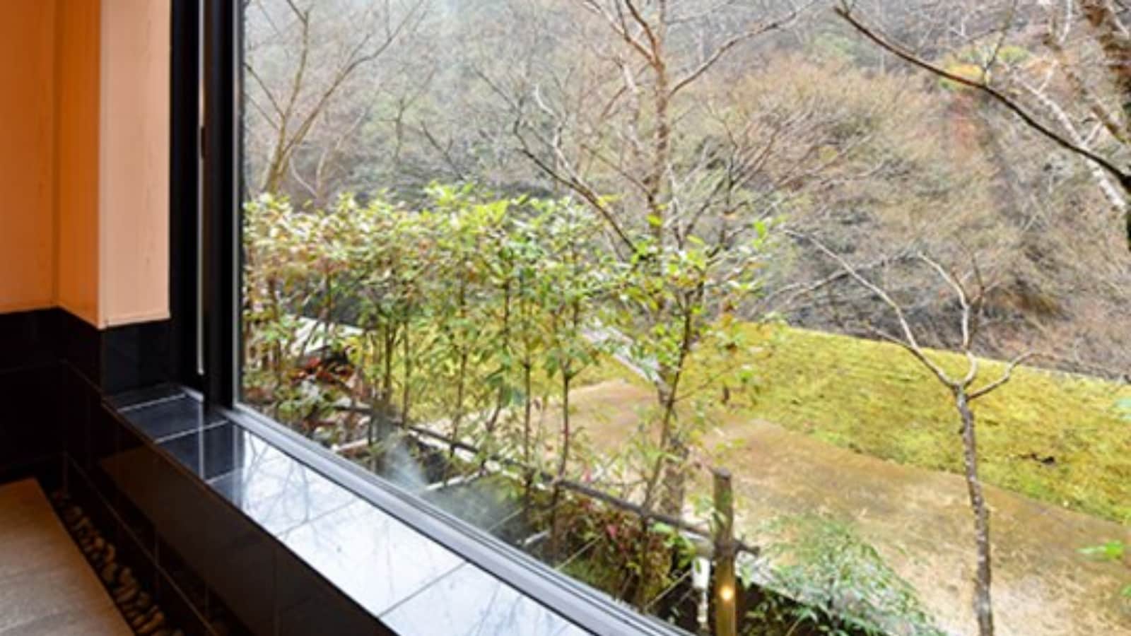 *[Bath] We are proud of our private family baths, from which you can see fresh greenery, autumn leaves, and snowy scenery.