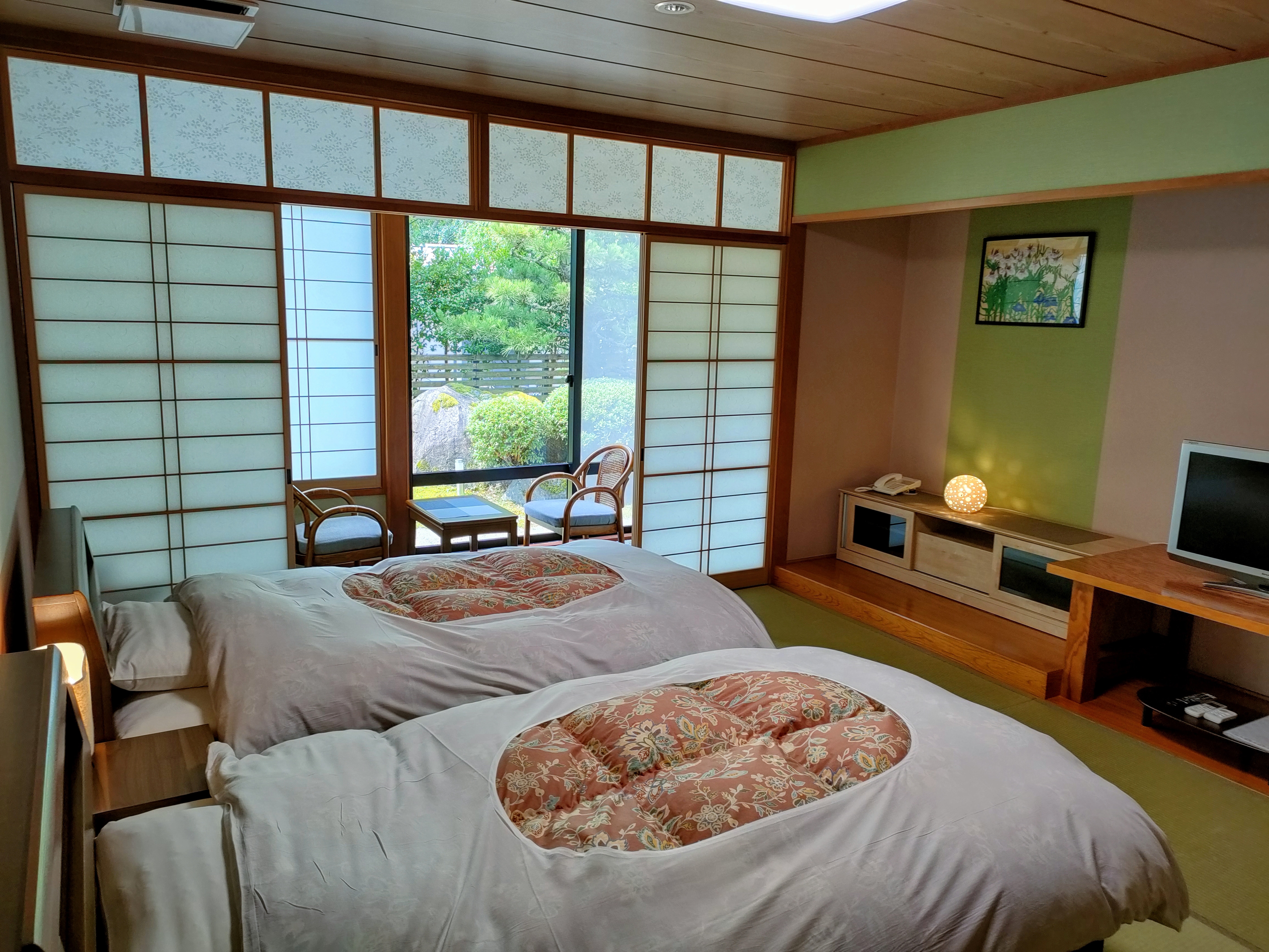 Two single beds in a 10-tatami room