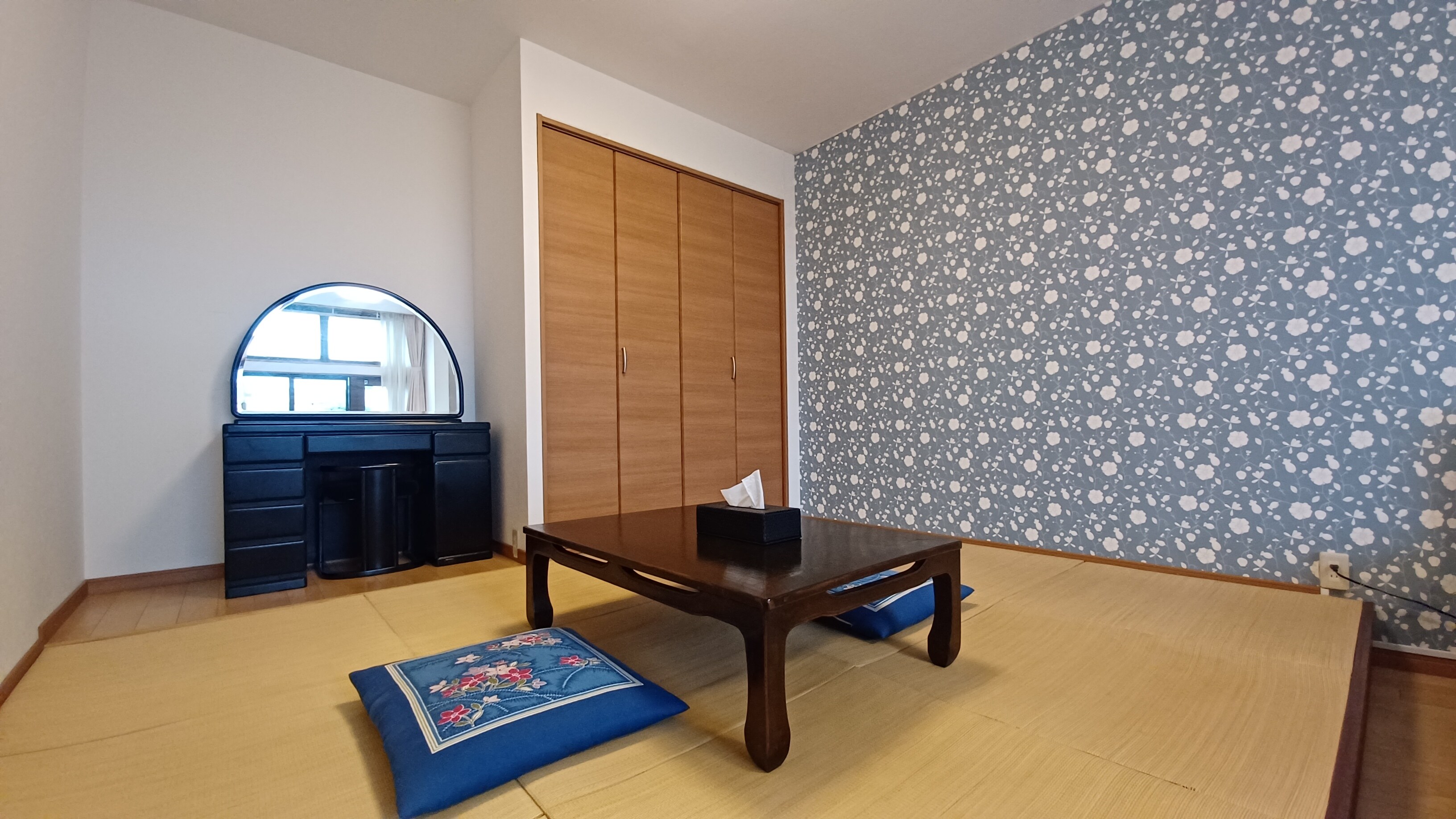 A-half Japanese-Western style room (A-1)