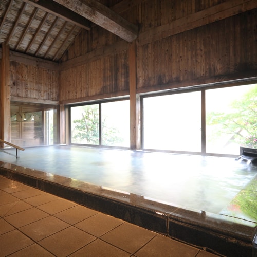 [Large communal bath] A large communal bath with a high ceiling and a spacious atmosphere