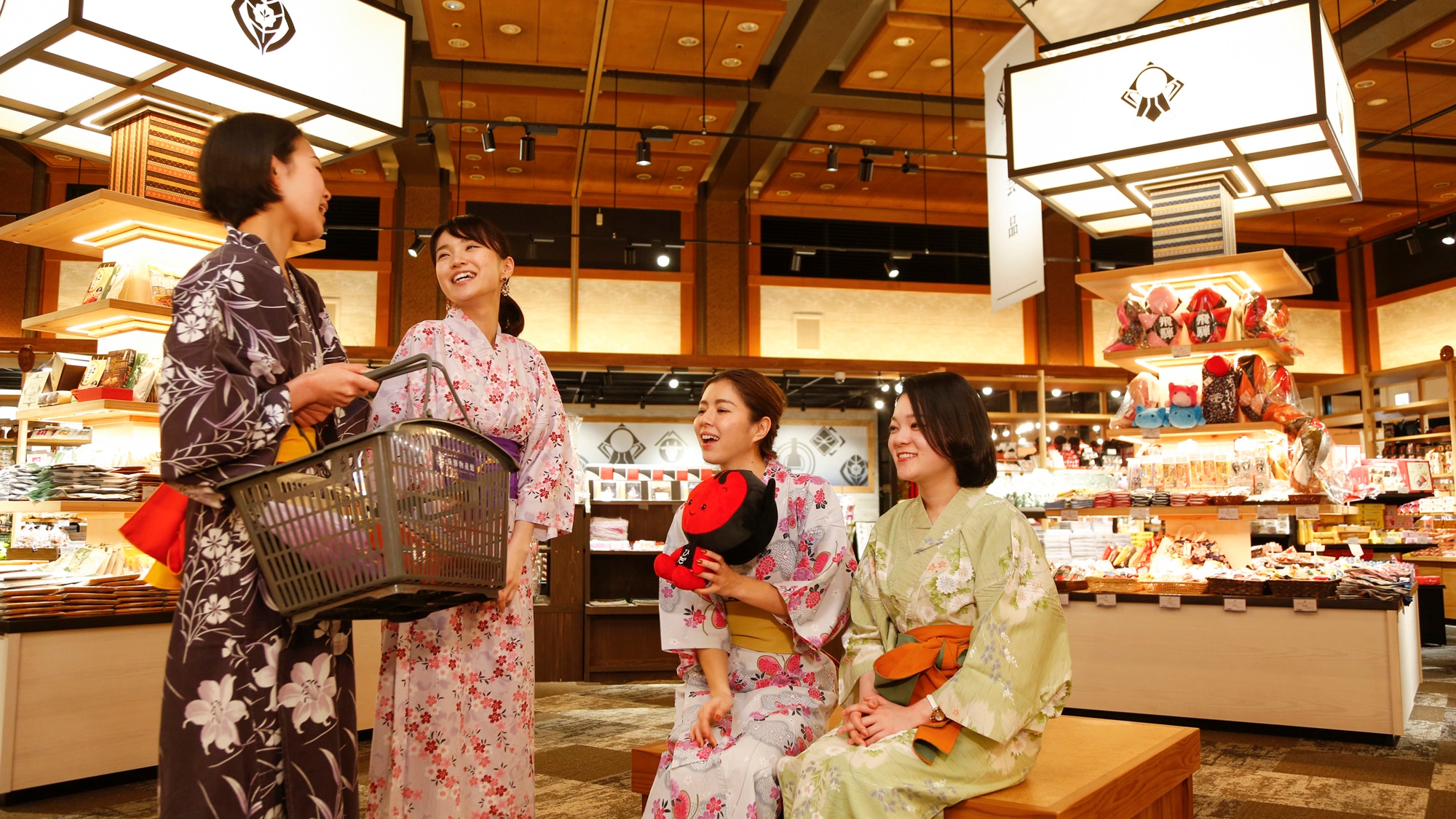 Open from 7:00 to 22:00! Forget the time and enjoy shopping ♪