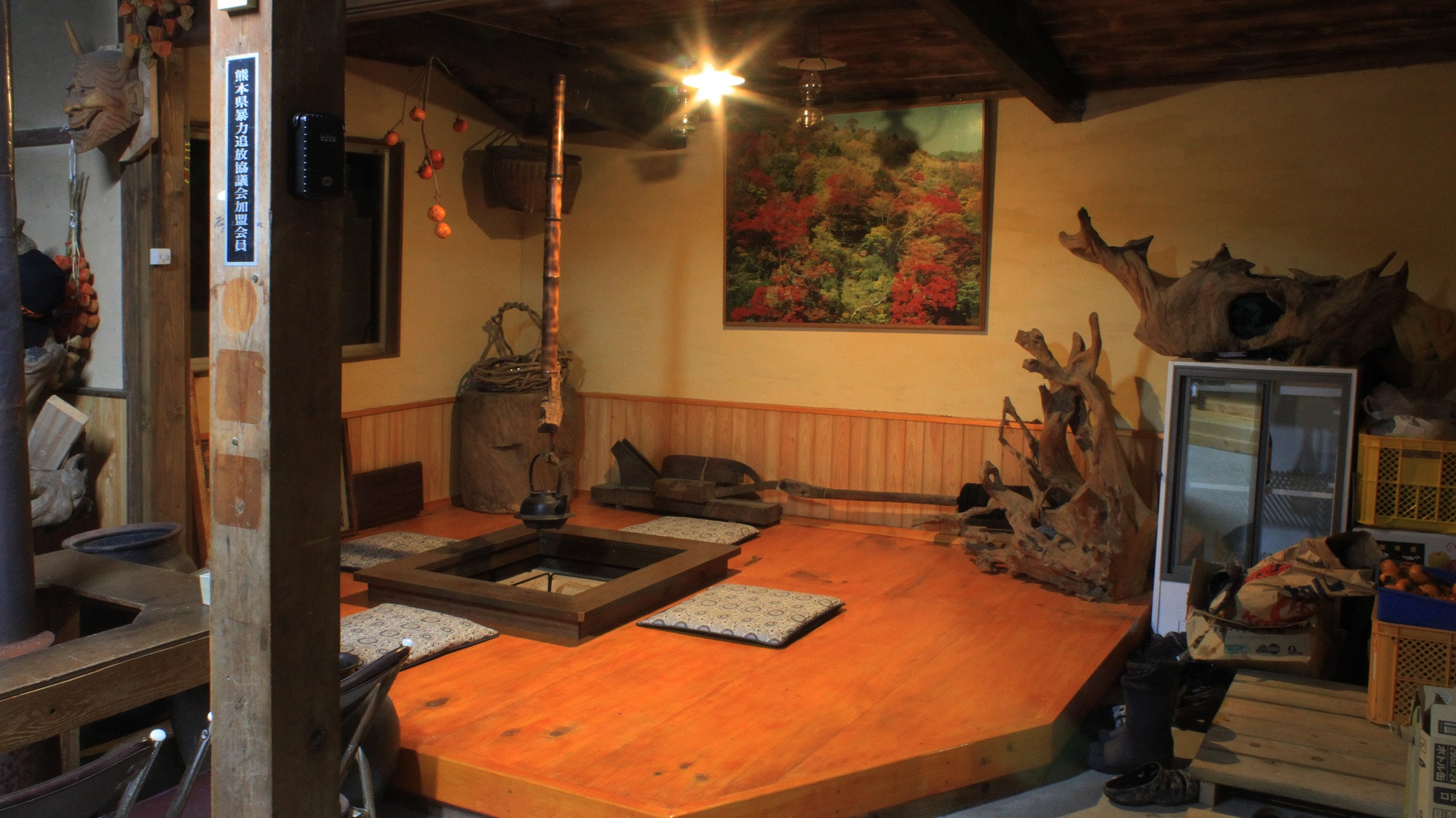 *[Inside the building] The hearth at the entrance to the main building. Sit on the cushion and feel like you've traveled back in time♪