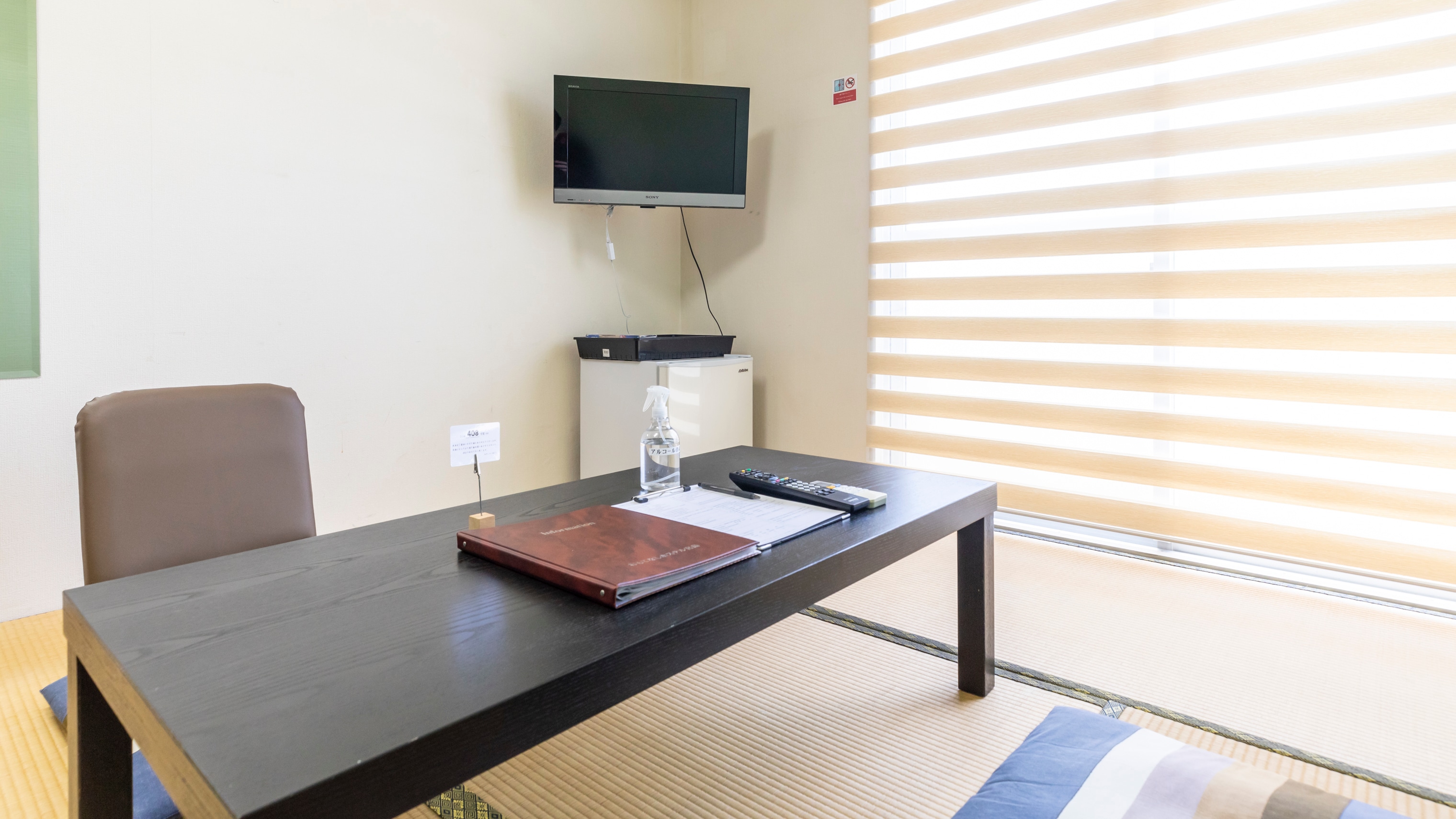 [Non-smoking] Japanese-Western style room for 1 to 4 people (bunk beds) (shared bathroom and toilet)
