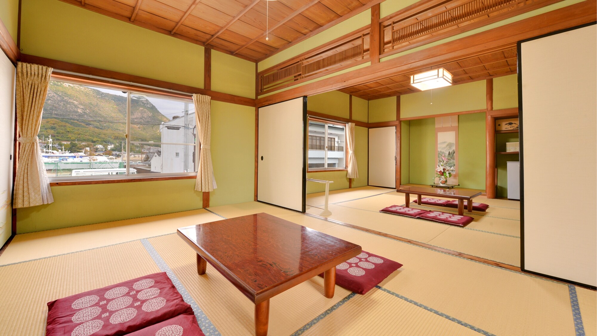 * [Japanese-style room 2 rooms] Please relax in the tatami room.