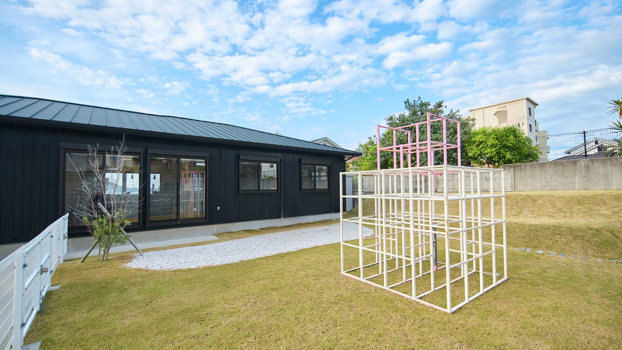 Garden: There is a jungle gym that children can enjoy.