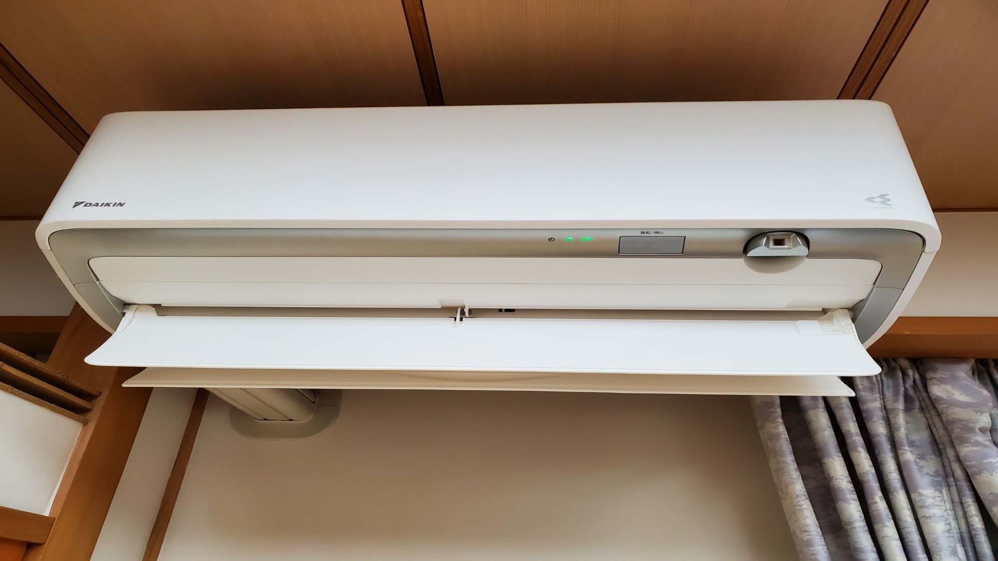 Cooling and heating air conditioners make even large rooms instantly comfortable