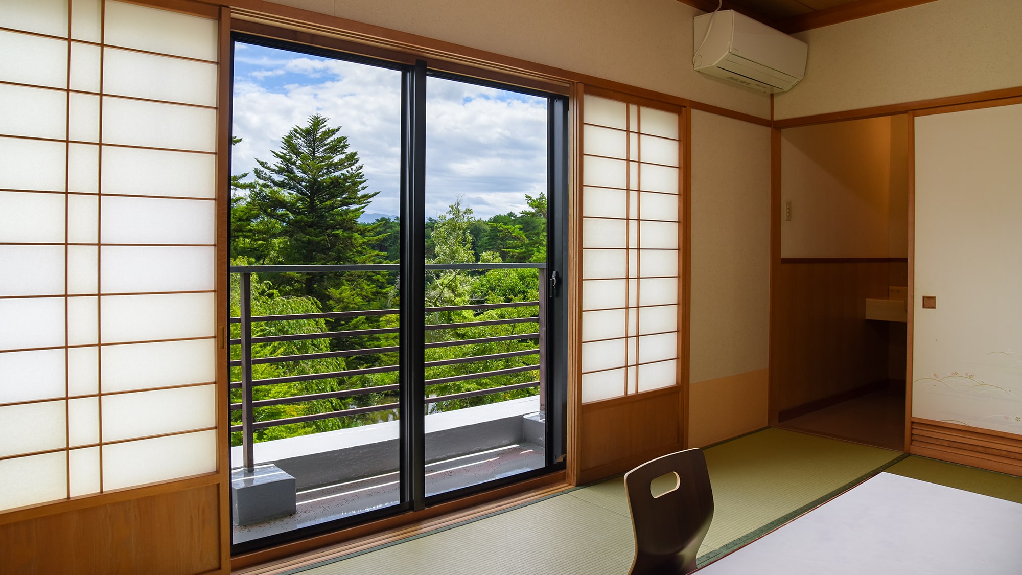 *[FOREST view lake side] Japanese-style room 10 tatami mats