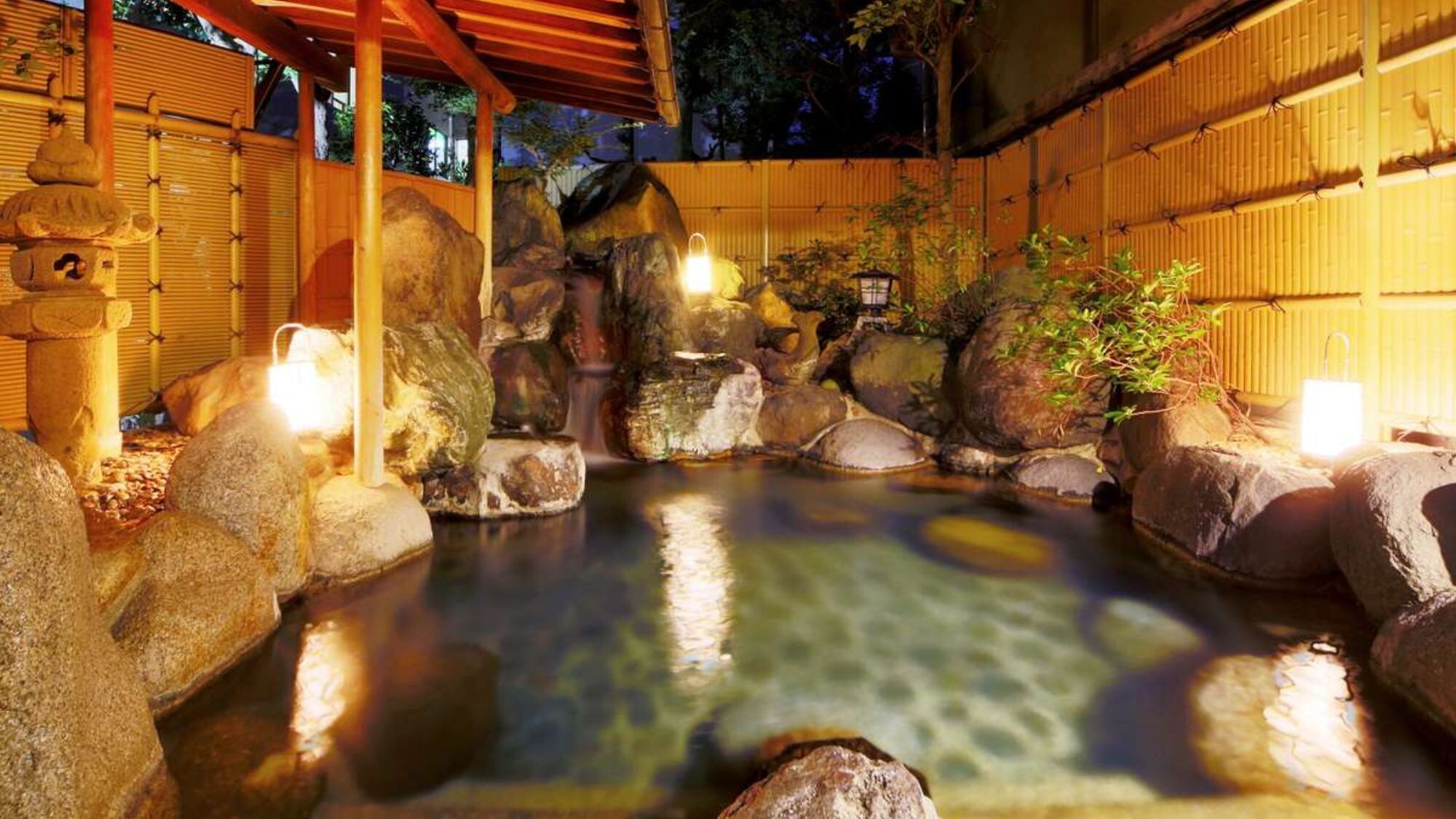 [Yubashiri no Yu Tsukikage] Listen to the sound of the bath under the moon at night and feel the sunlight filtering through the trees on your skin in the morning.