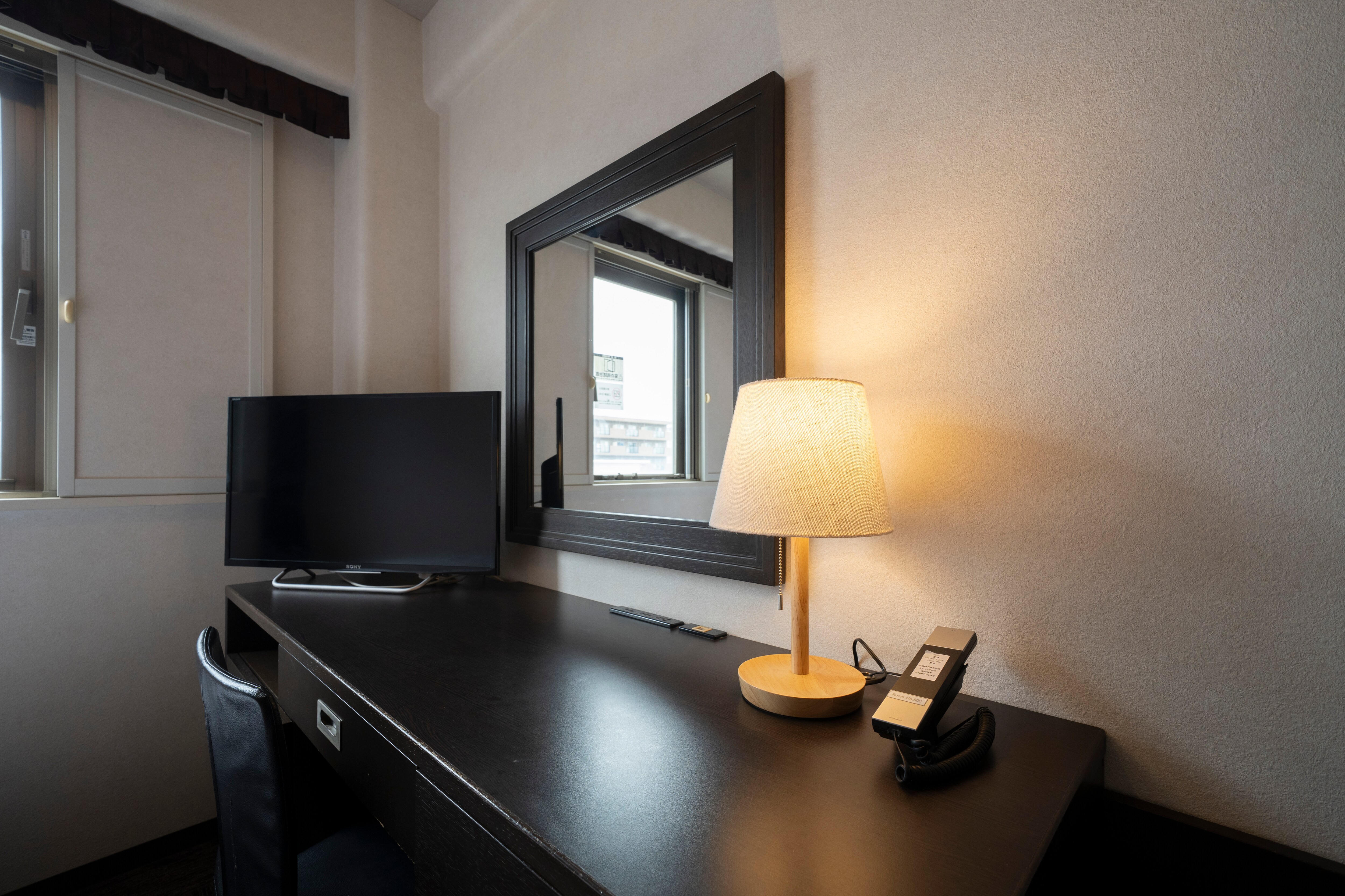 [Single Standard] The spacious desk is perfect for working from home.