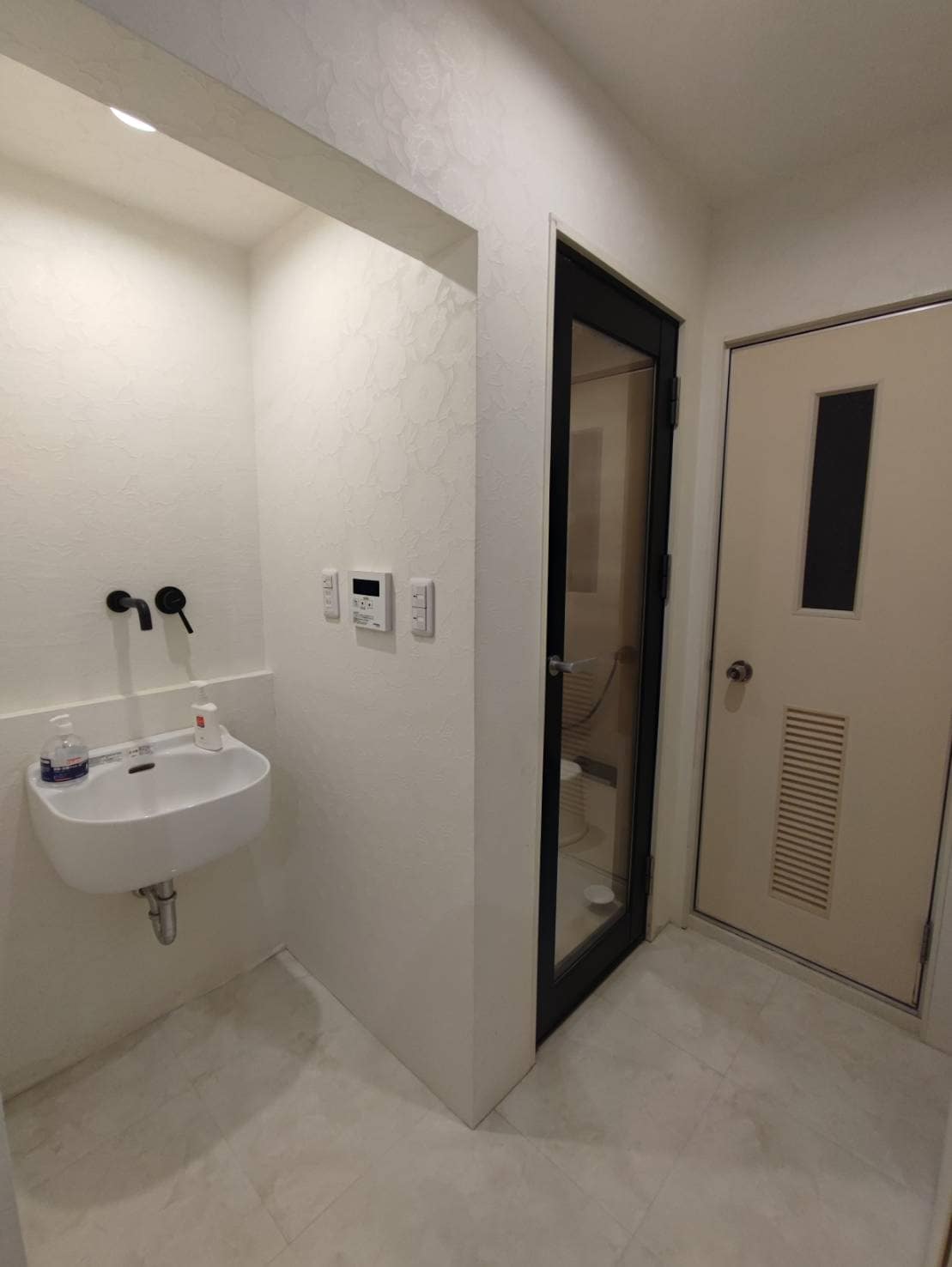 1st floor guest room bathroom