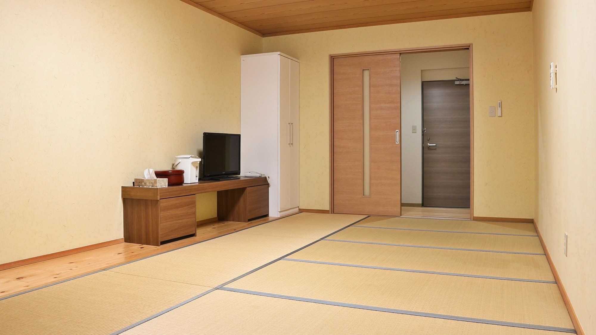 *[Example of a guest room] A 16-tatami Japanese-style room renovated in 2013