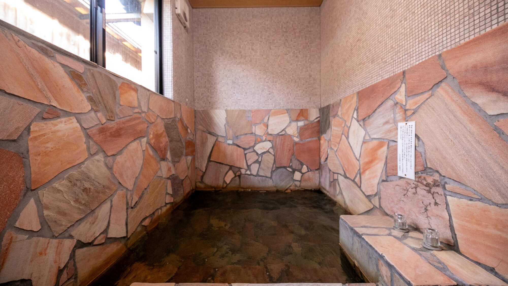 [Family bath] A family bath surrounded by the scent of wood