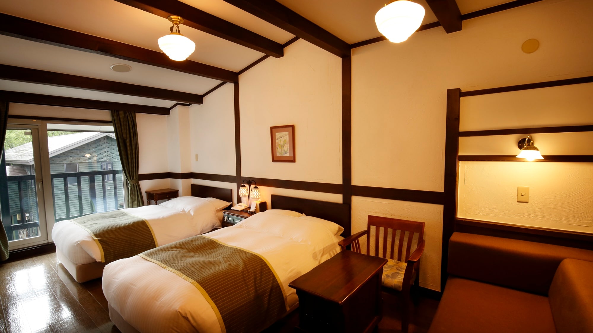 【标准双人房】 洋式客房，洋溢着静谧的氛围，可以眺望八甲田的四季。