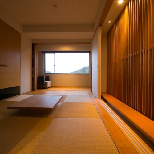 [豪華套房日西式客房] 充滿日式風情的榻榻米空間與自然和諧相處的時尚空間。
