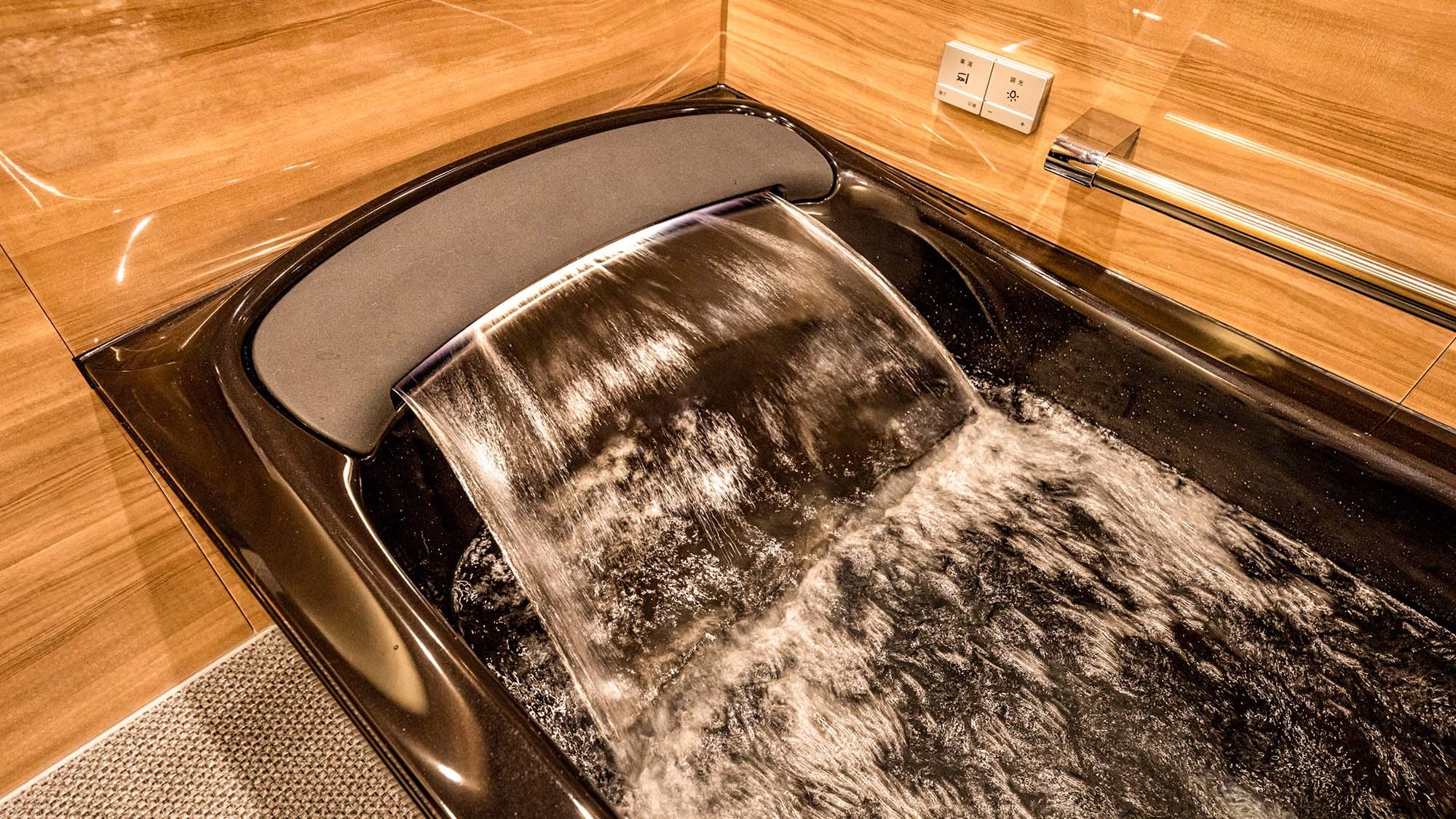 ・[Kyara] The hot water that comes out of the bath provides a pleasant sensation to the shoulders and lower back.