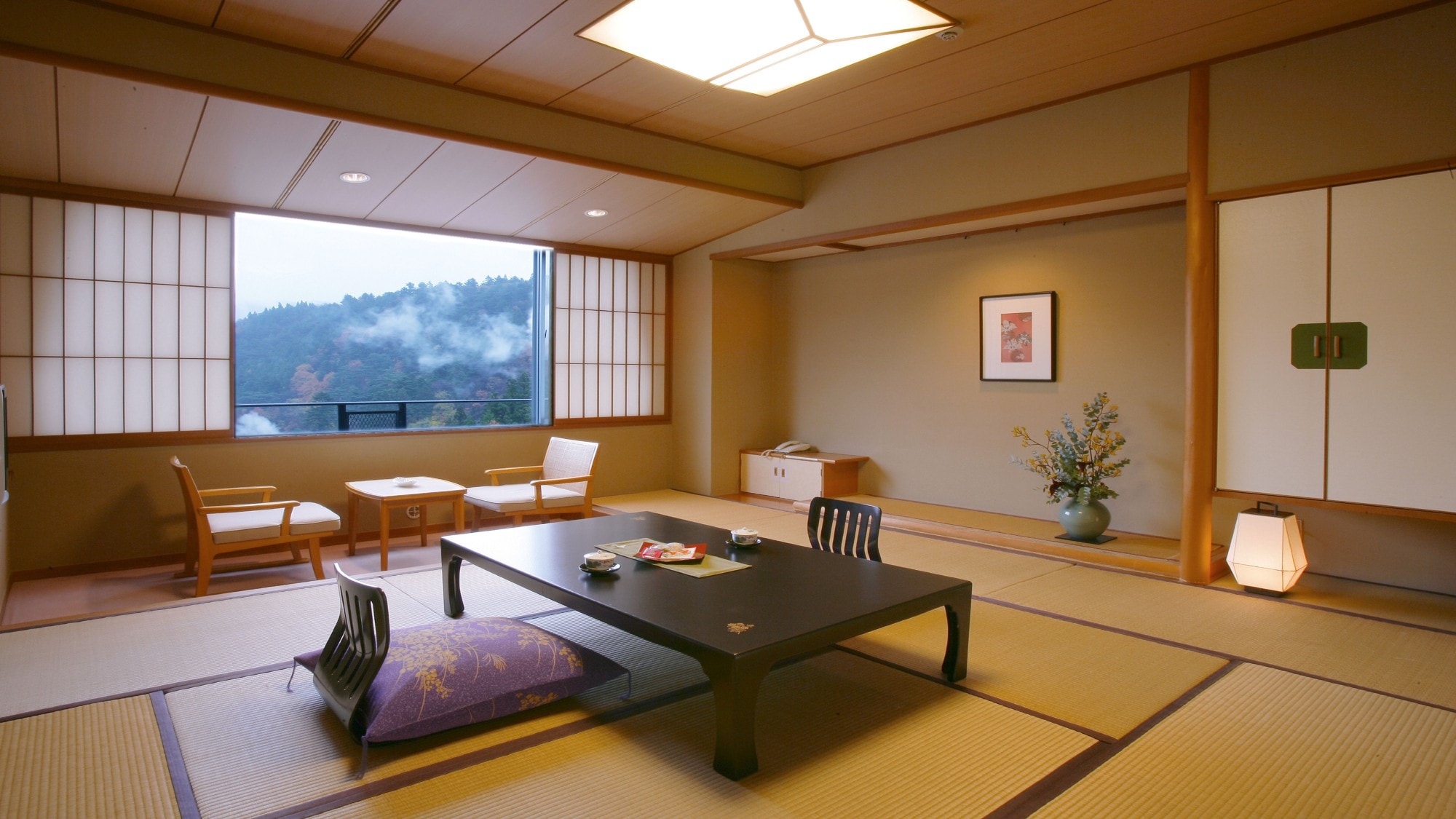 [West building Japanese-style room] A 10-tatami Japanese-style room with a good view (smoking room)