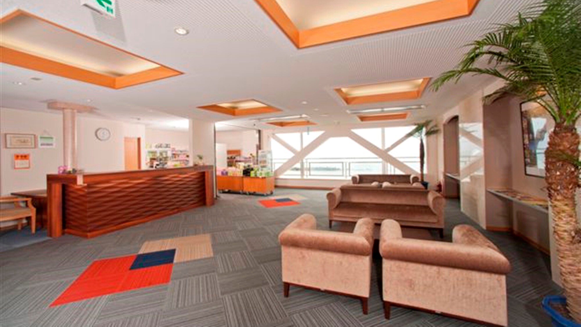 *[Lobby] The first thing you'll see upon arrival is the view of the Sea of Japan that spreads out before your window!