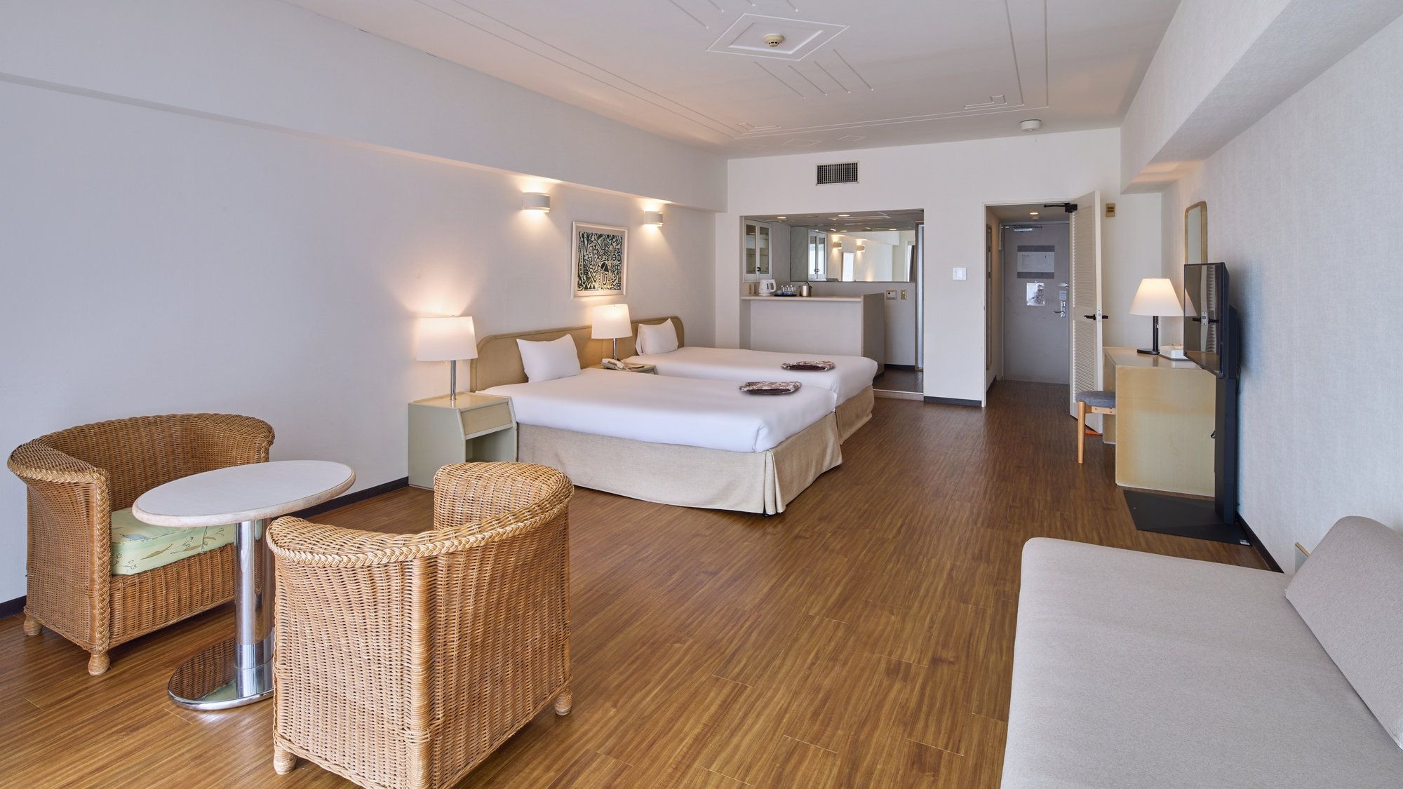 [Standard Twin Room / Western Style] A spacious sofa area where you can relax. In the evening, enjoy a drink and chat.