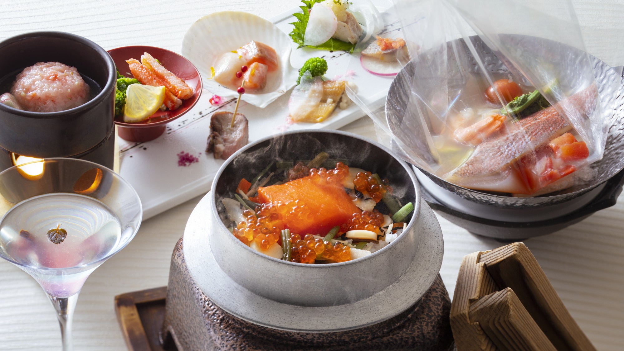 [2025 Spring Silver Moon] The meal is a rice pot dish of cherry salmon, which is in season in spring, and Hokkaido brand rice "Yumepirika"