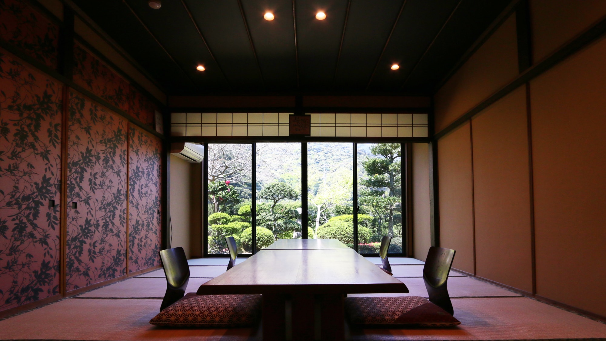 สามารถชมสวนสวยๆได้[ห้องอาหาร]