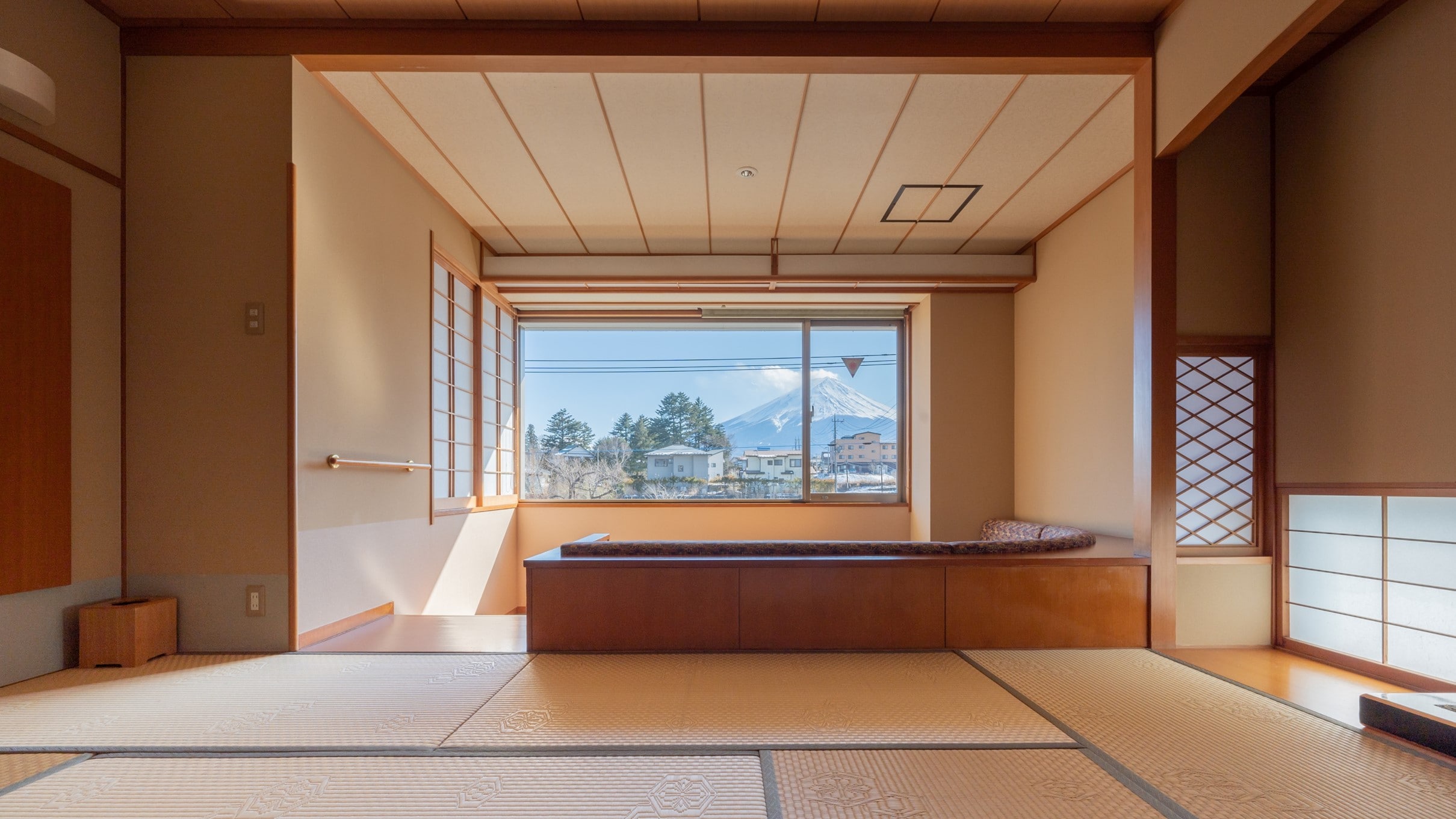 2.3F Japanese-style room with Mt. Fuji observation bath 12 tatami mats + wide-rimmed sofa [Deluxe]