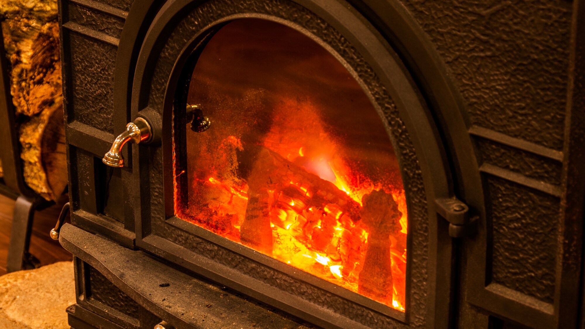 The retro fireplace warms the interior of the building. Be enchanted by the flickering flames and immerse yourself in the feeling of travel.